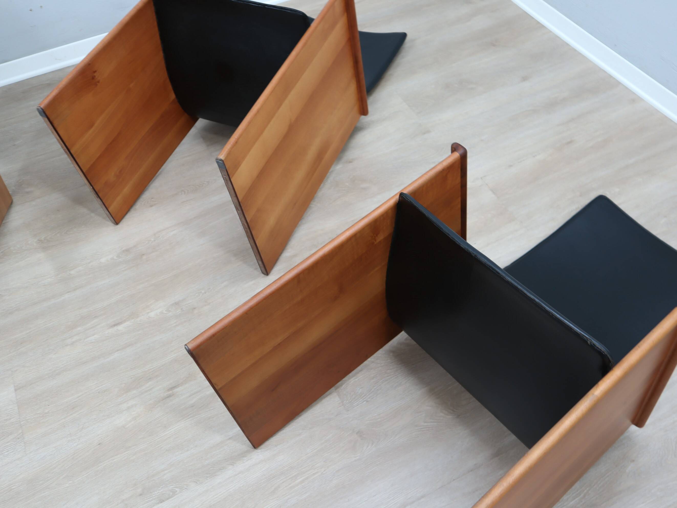 Set of 4 Segesta walnut and black letaher chairs Stildomus 1970s