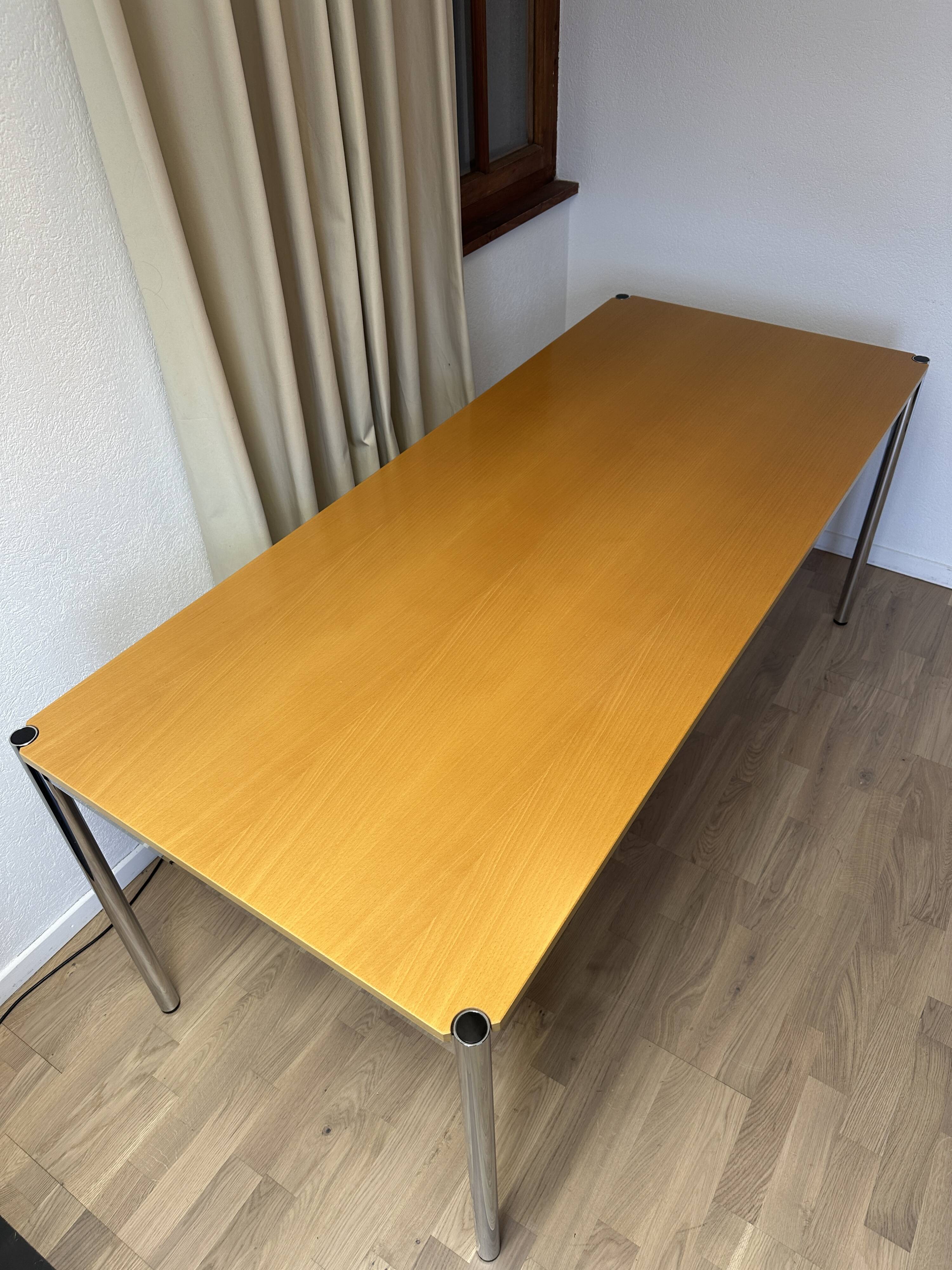 Bureau USM Haller en hêtre plaqué naturel vernis