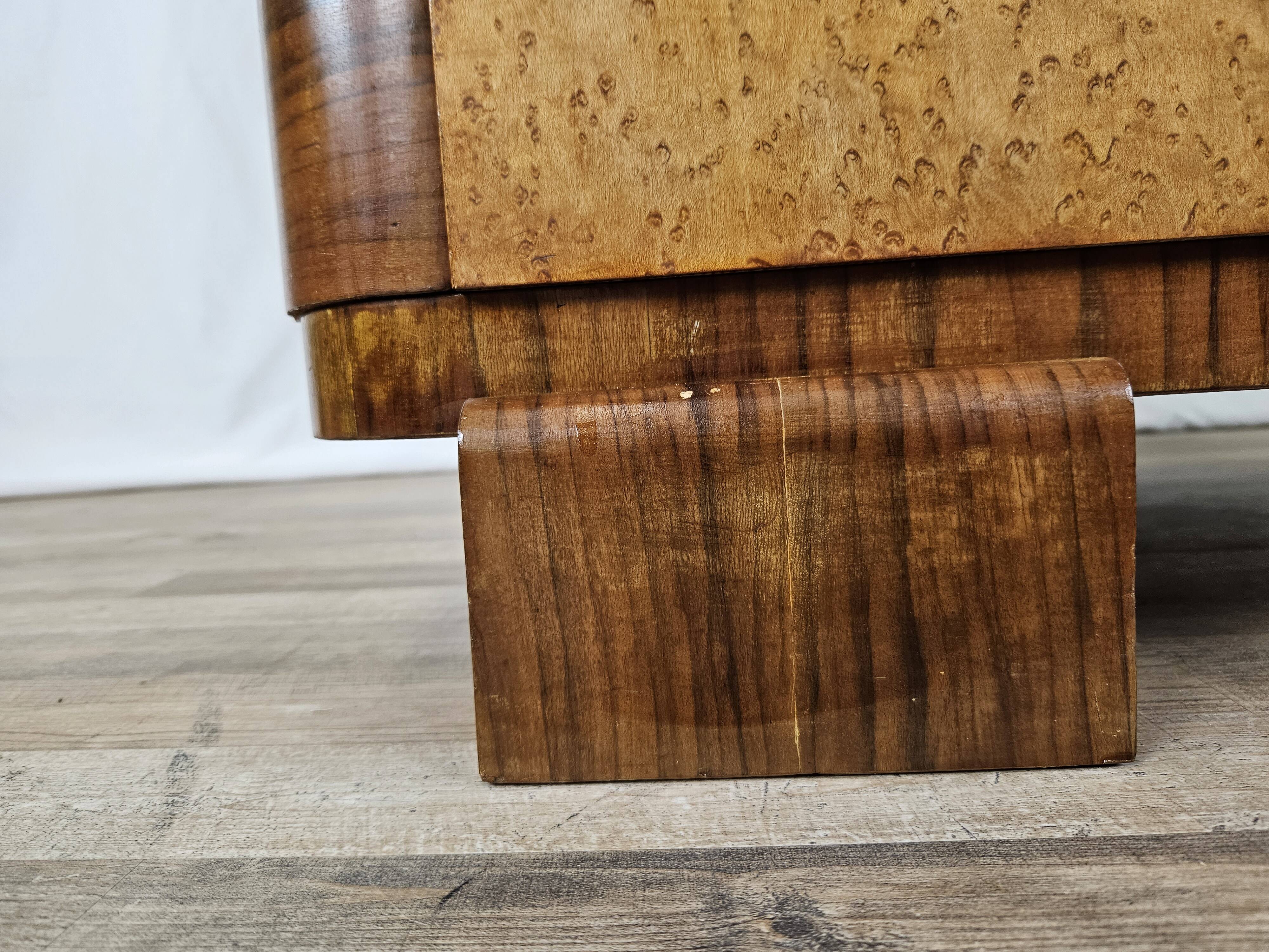 Art decò sideboard in thuja and walnut