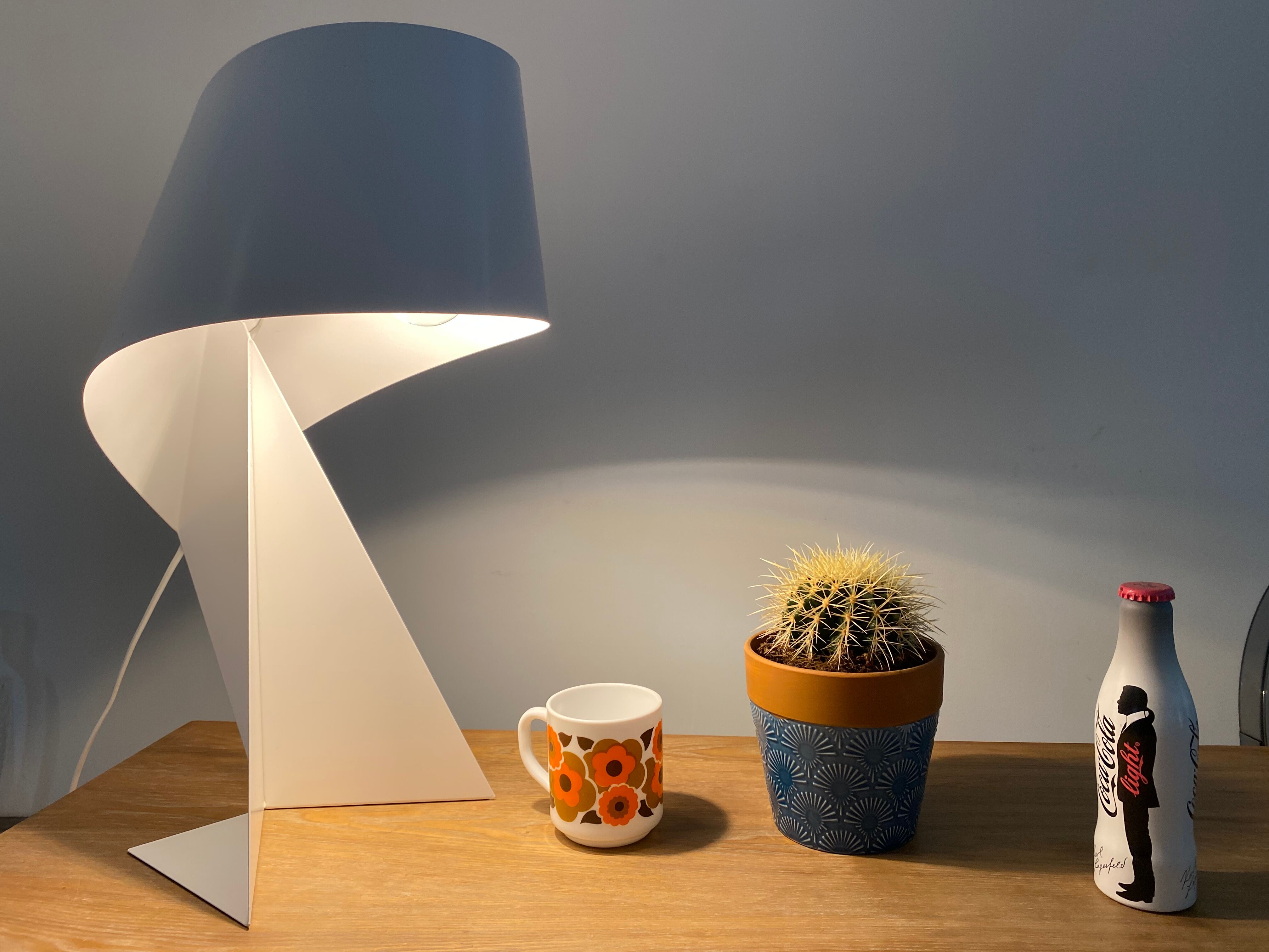 Ribbon lamp design Claire Norcross white laqué steel