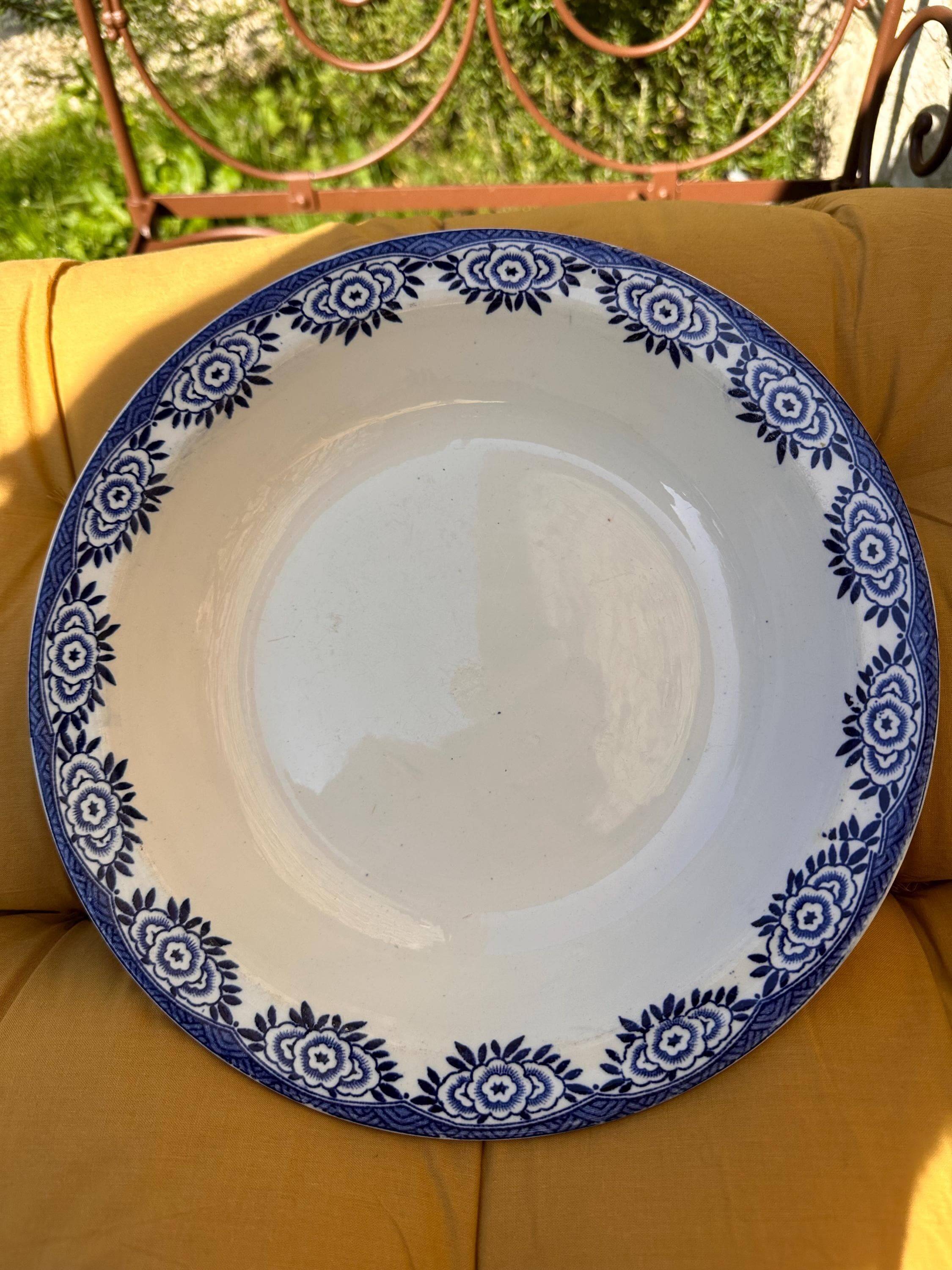 Large shallow dish in Sarreguemines earthenware, "Capri" model.