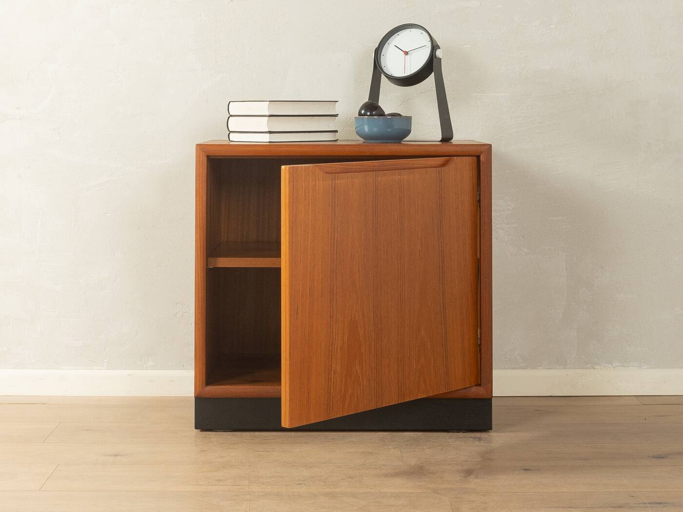 Commode classique des années 1960, en placage de teck.