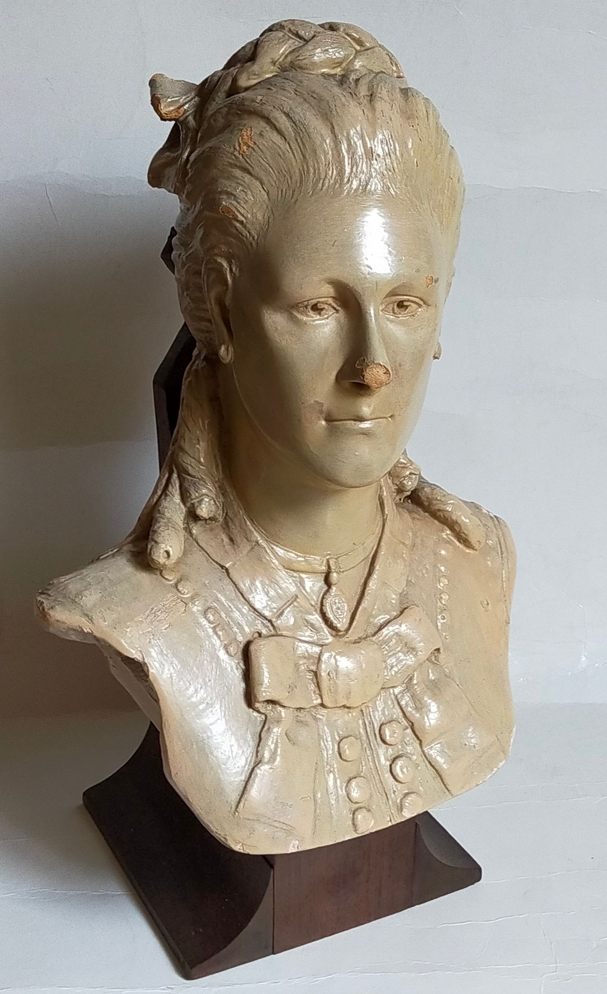 Bust of a woman "the elegant"XIXth in painted plaster signed on its solid wood base