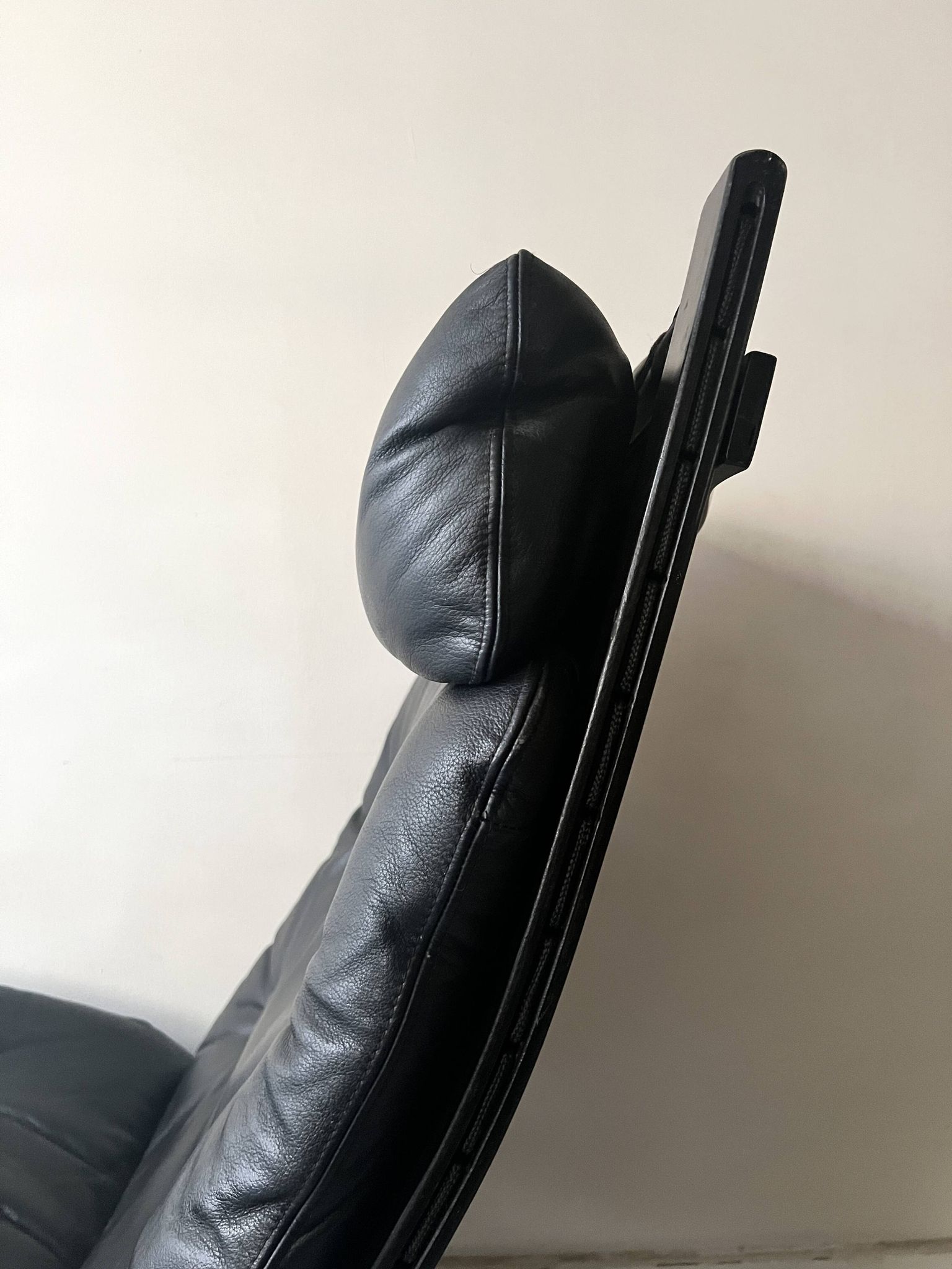 Scandinavian black leather armchair Siesta by Ingmar Relling, design 1970.