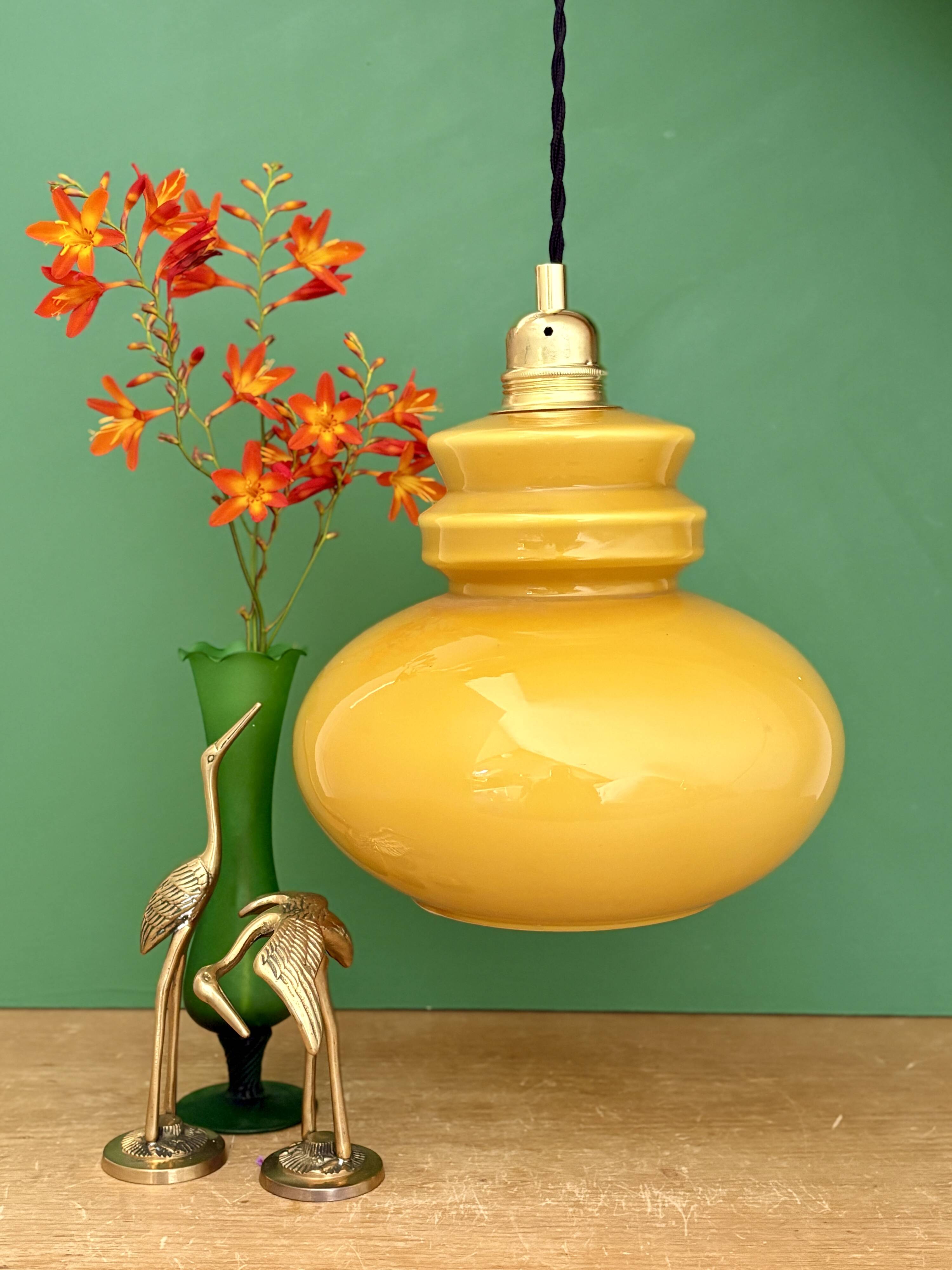 Suspension globe vintage en opaline ocre