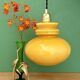 Suspension globe vintage en opaline ocre
