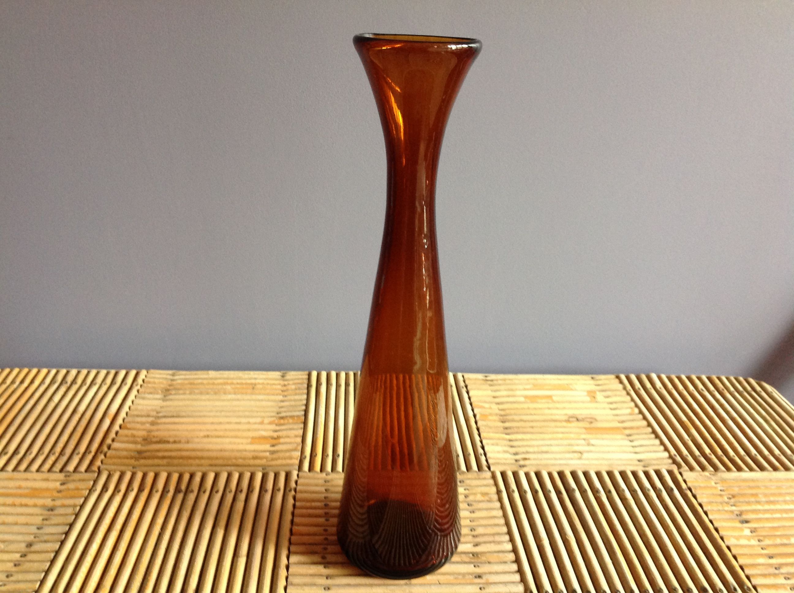 Vase en verre ambre