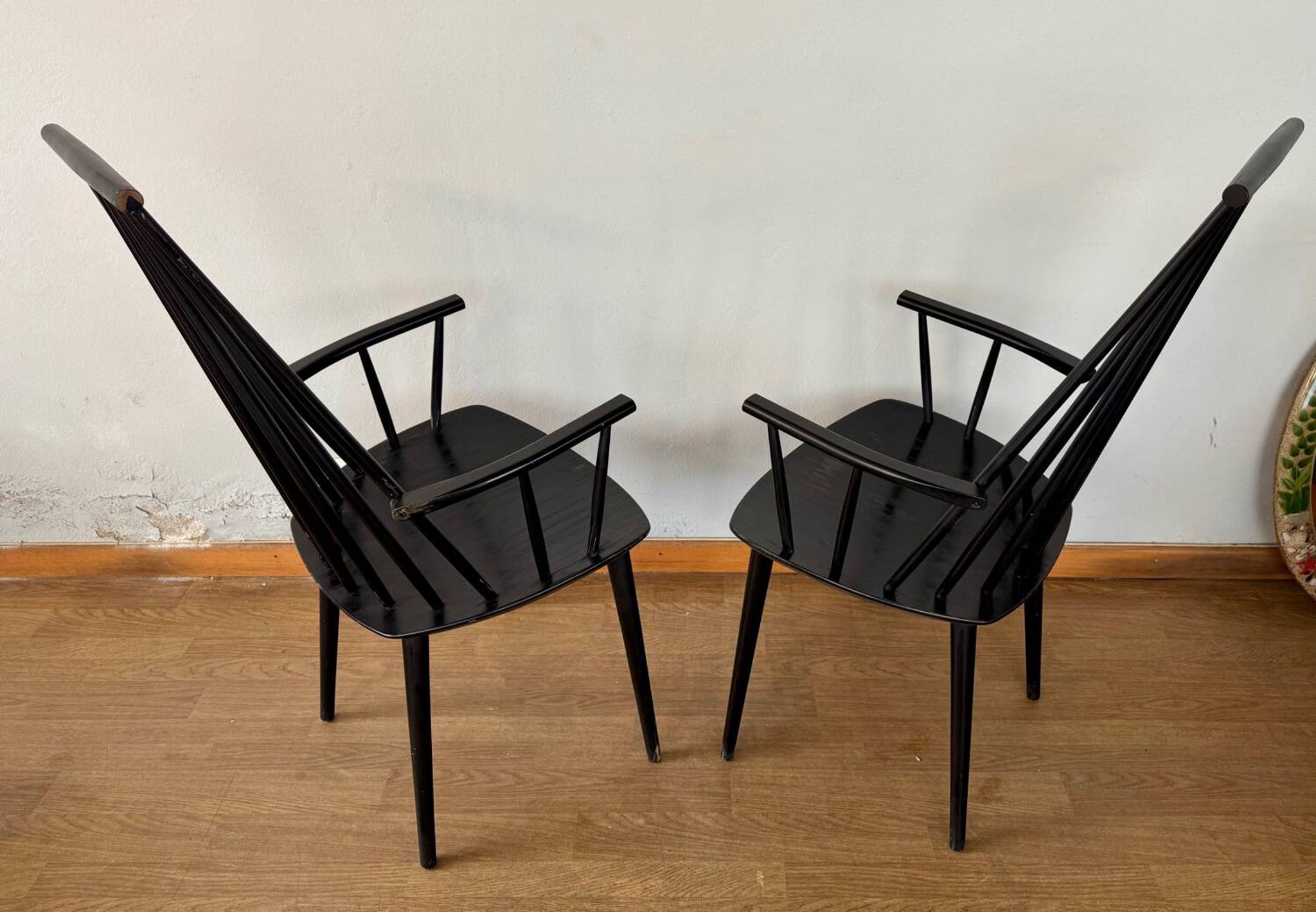 Armchair with armrests and Scandinavian bridge slats