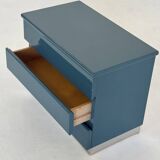 Ensemble de deux tables de chevet italiennes laquées bleues avec détails chromés