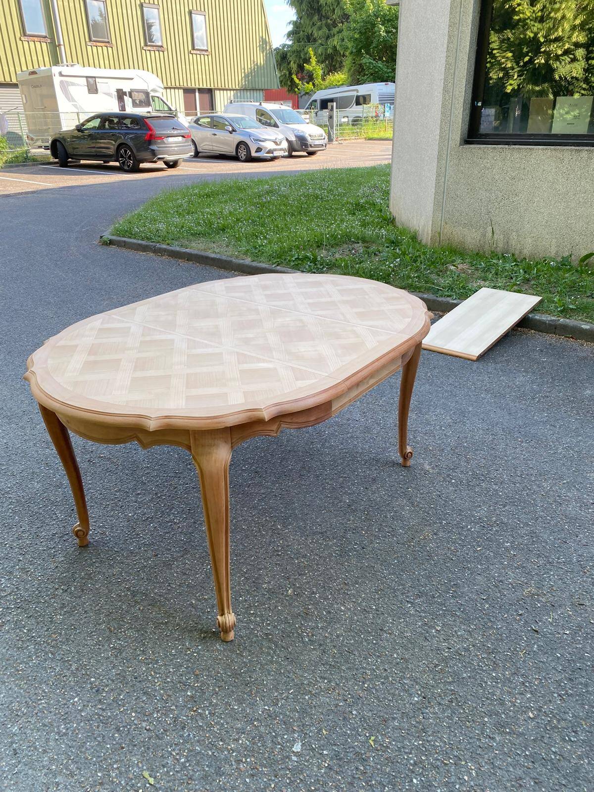 Extendable round Louis XV dining table, renovated in raw wood, 20th century, 200cm