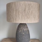 Lampe à poser en grès et jute naturelle