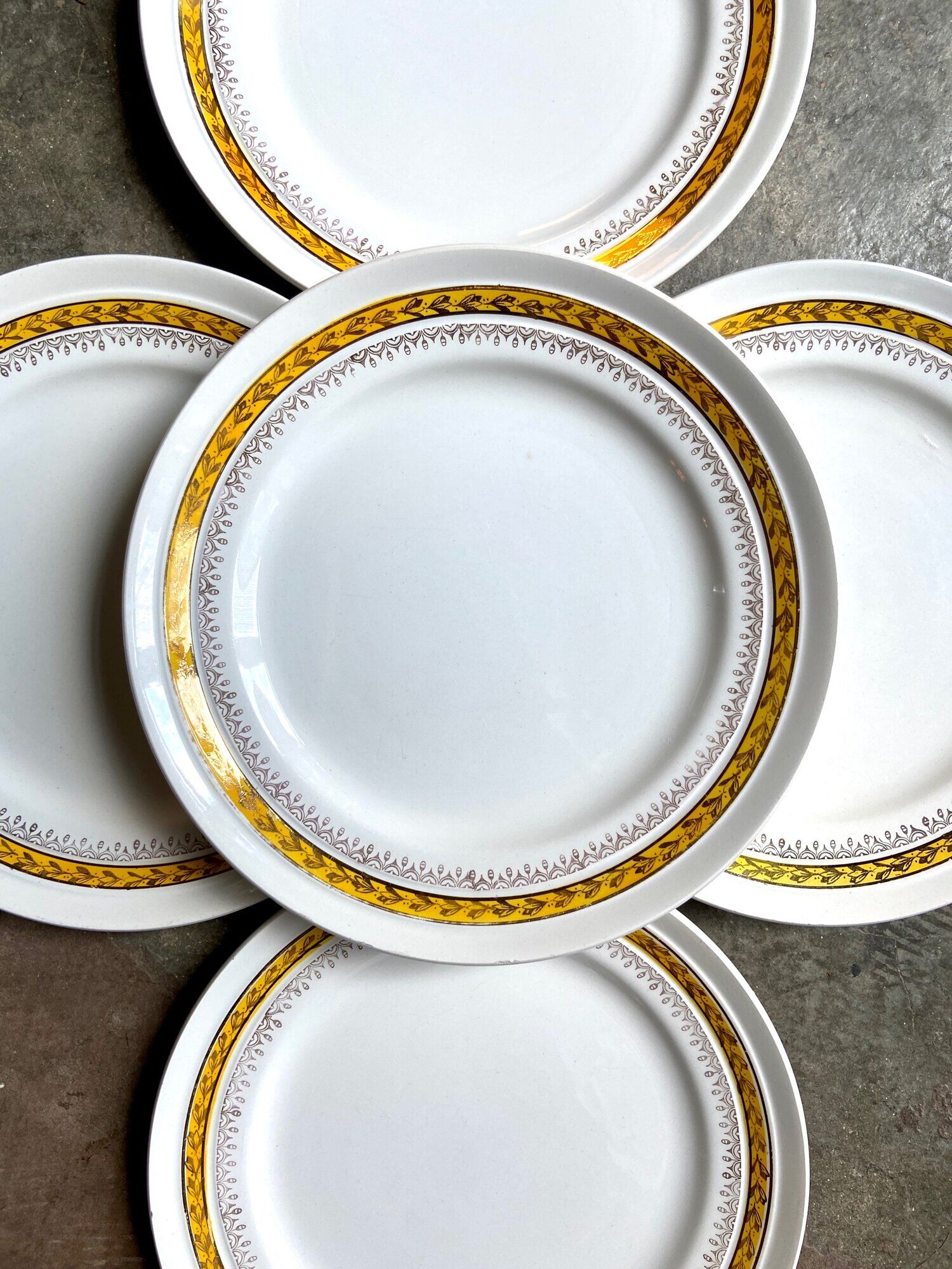 5 St Amand flat plates in yellow and gold earthenware