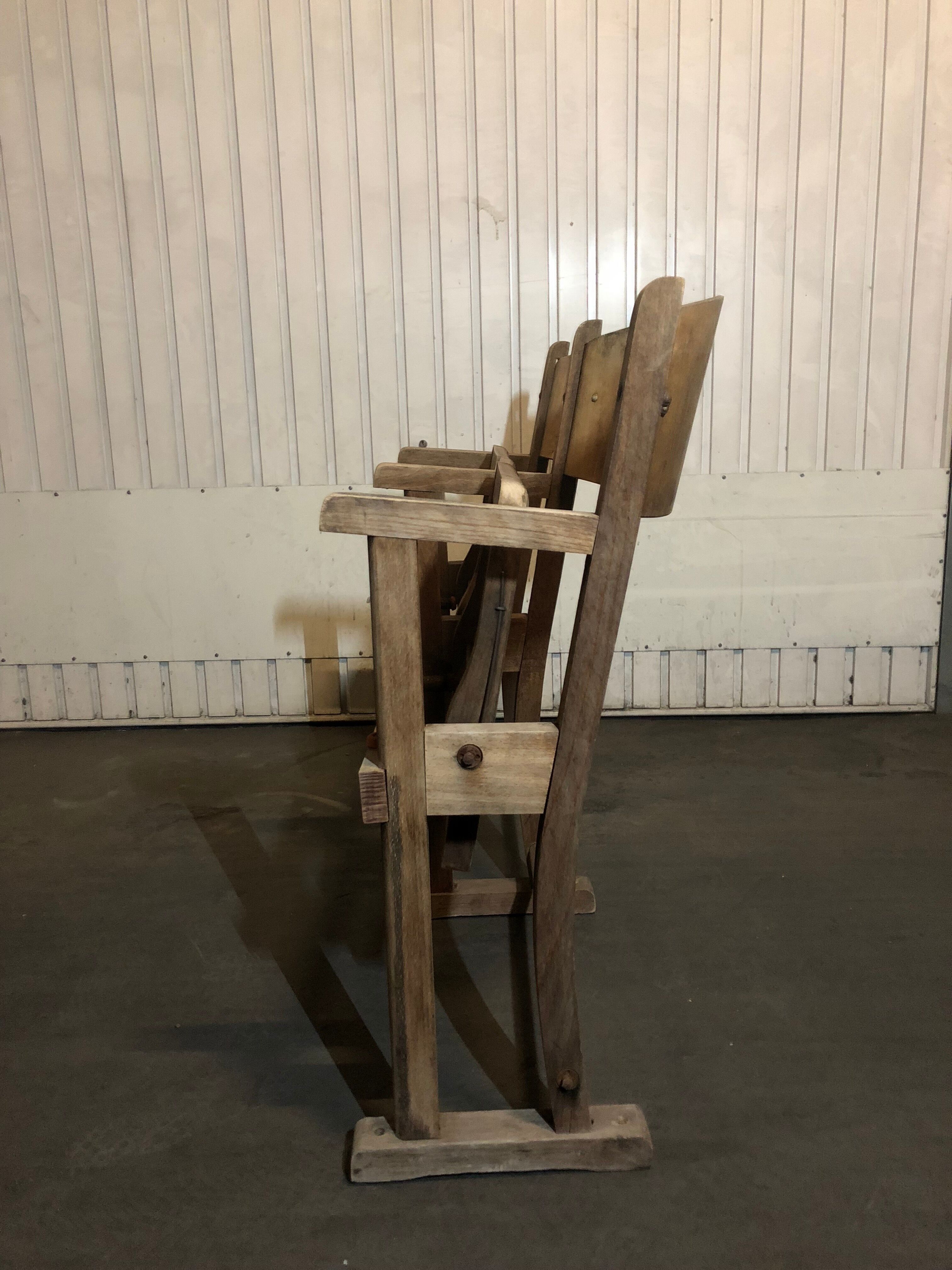 Paire de fauteuils de cinéma en bois