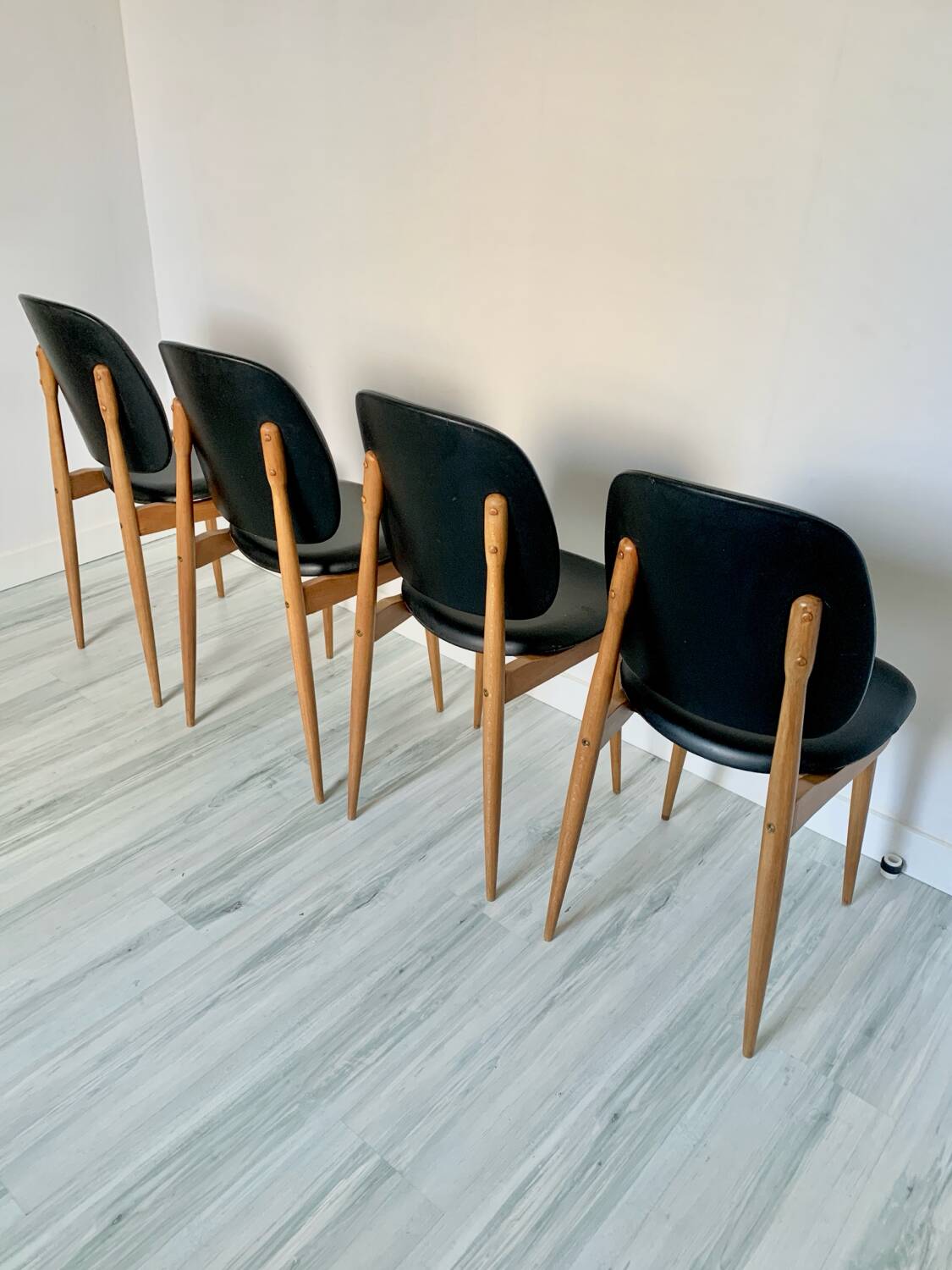 Lot de 4 chaises vintage "Pégase" – design Baumann, bois clair & skaï