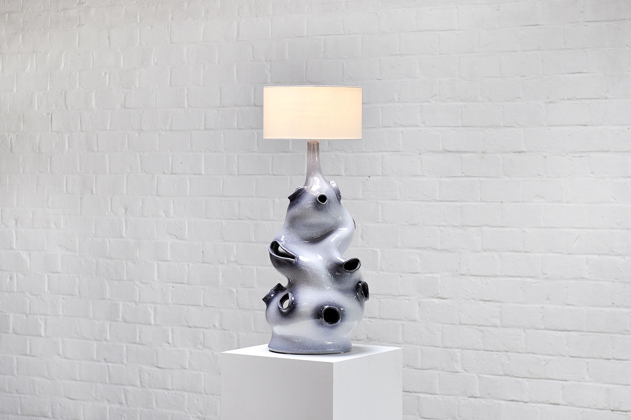 Lampe de table sculpturale émaillée en céramique française, années 1970