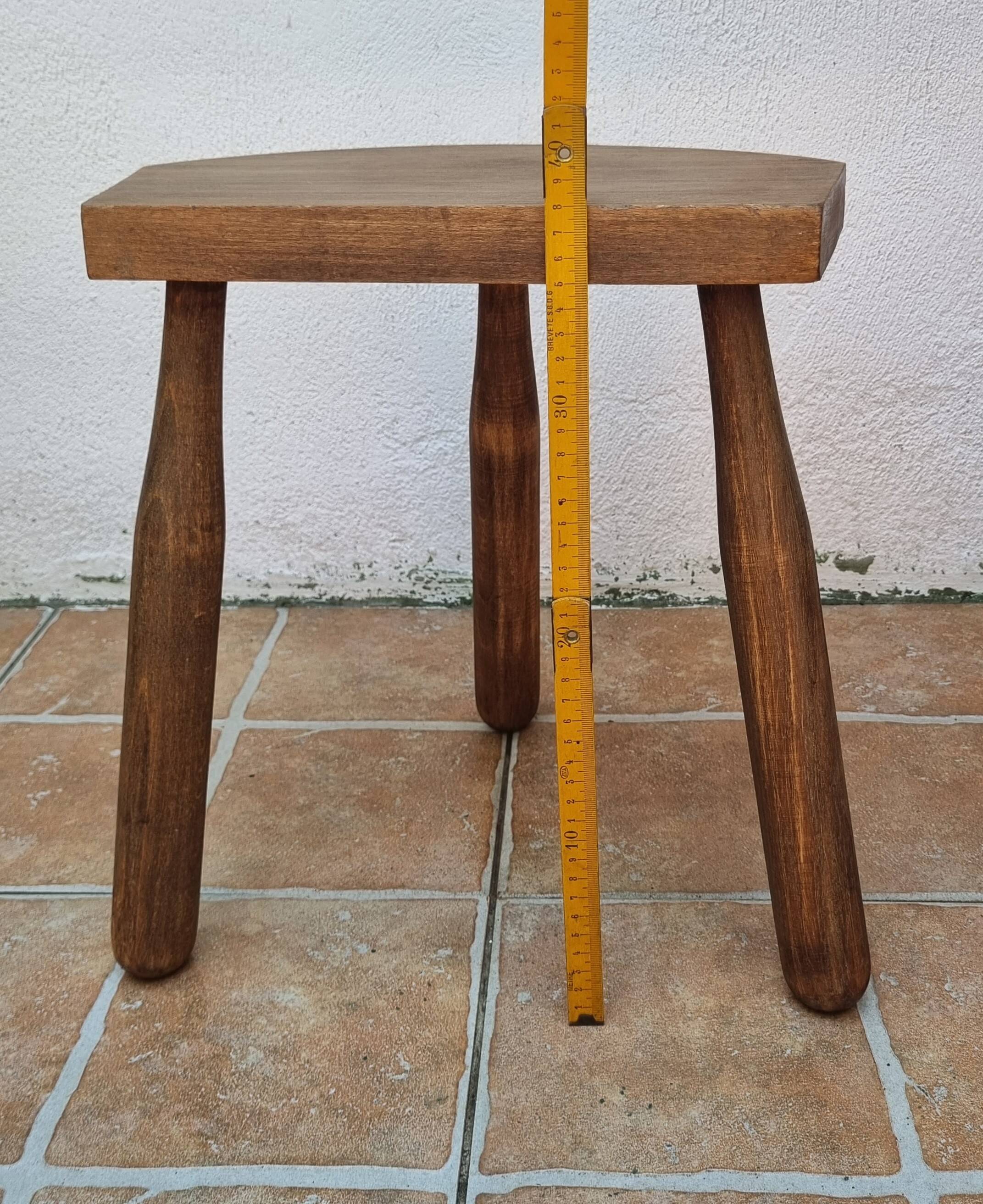 Tabouret bas tripode en bois massif, design organique brutaliste, années 70