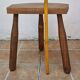 Tabouret bas tripode en bois massif, design organique brutaliste, années 70