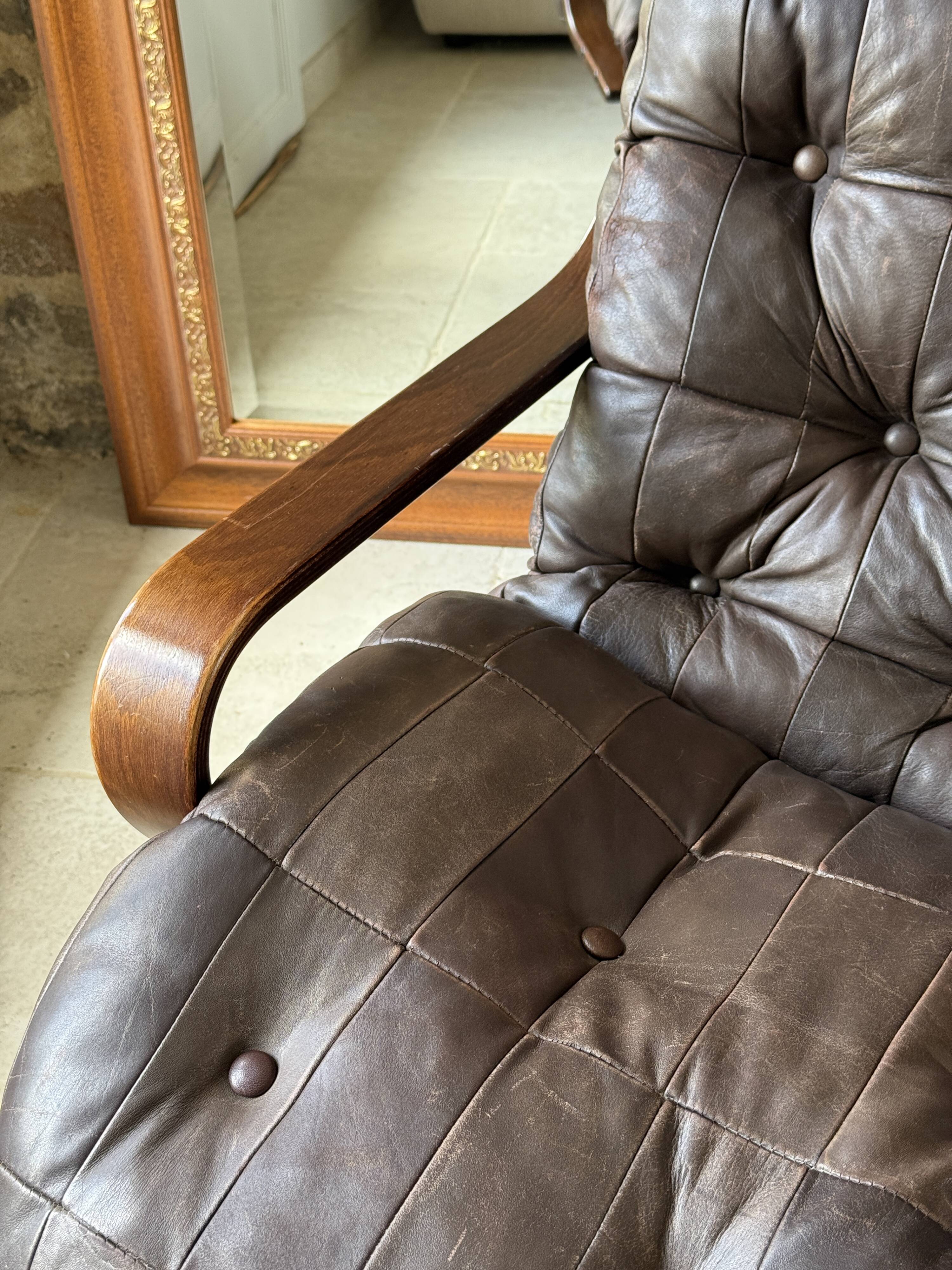 1970s Scandinavian armchair in curved laminated wood with a leather seat.