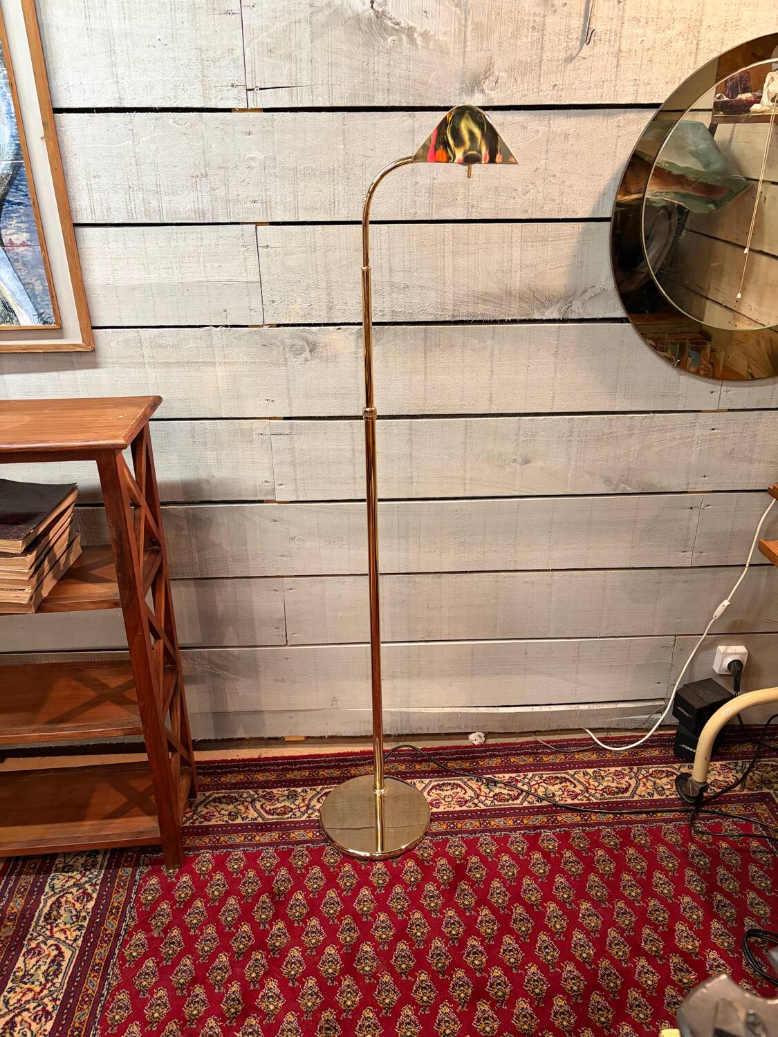 Articulated reading floor lamp in brass, design by DLG Fratelli Martini.