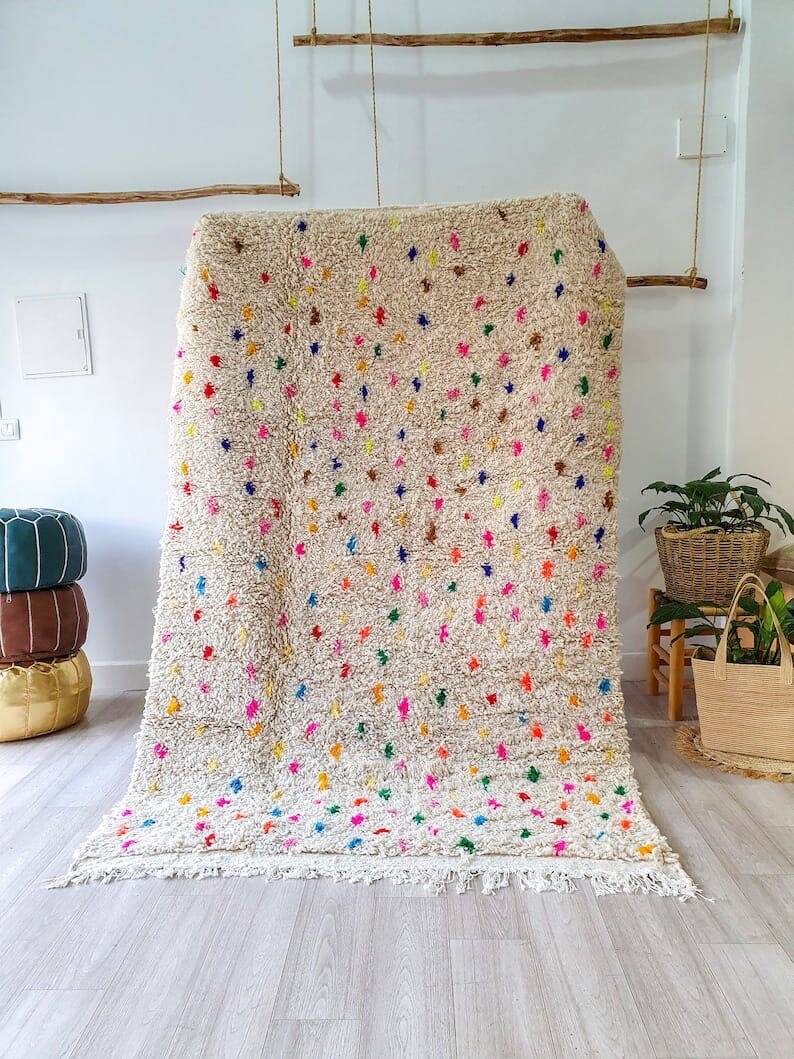 Tapis berbère authentique traditionnel à motifs colorés
