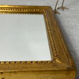 Miroir vintage en bois à poser ou à suspendre de couleur dorée