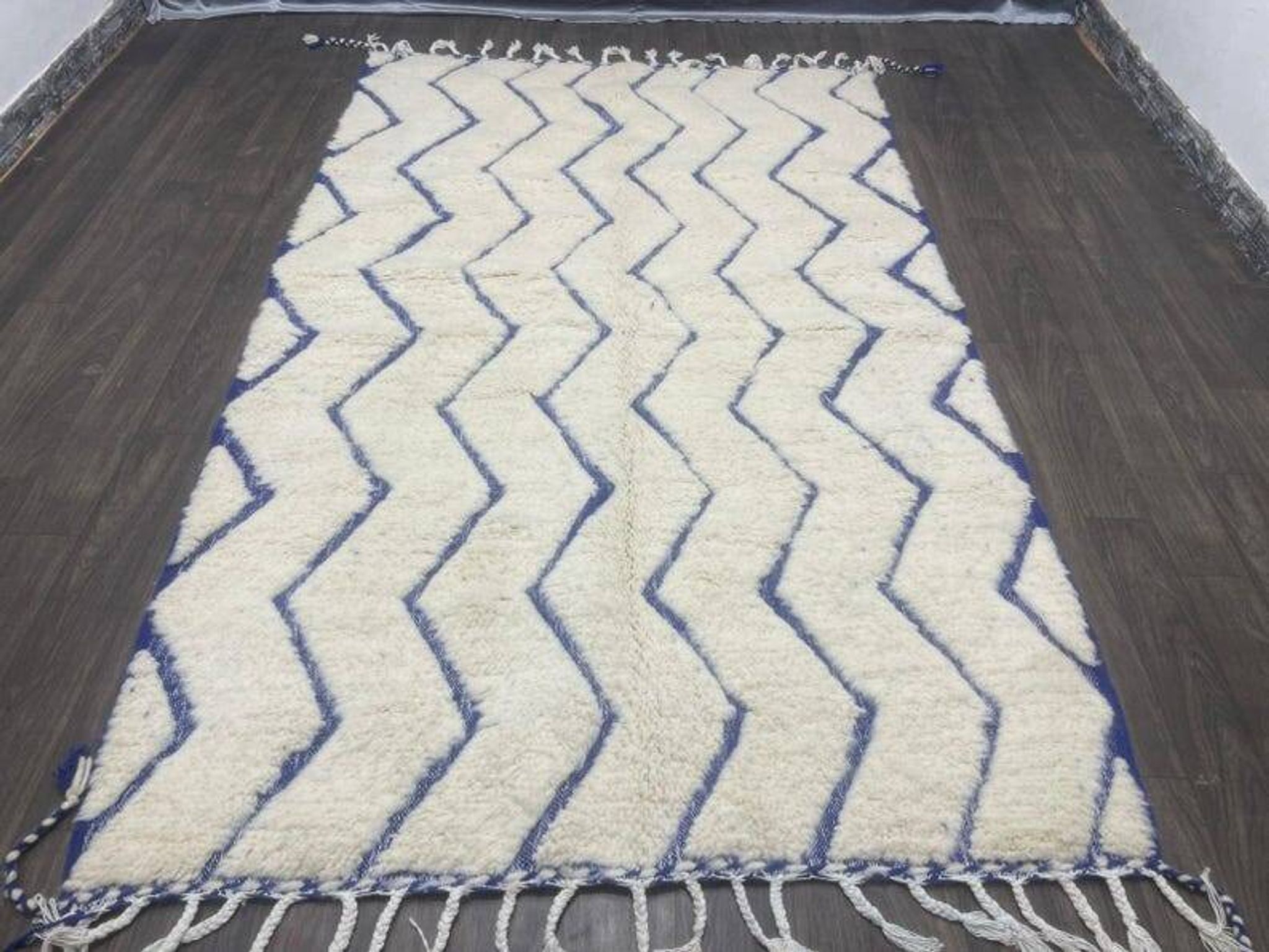 Moroccan Berber rug decorated 250cm x 150cm