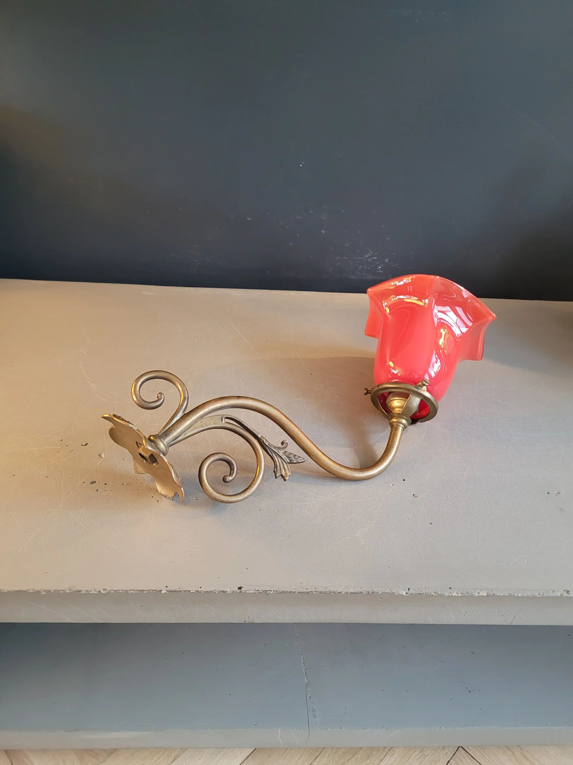 Tulip wall light in brass and red glass