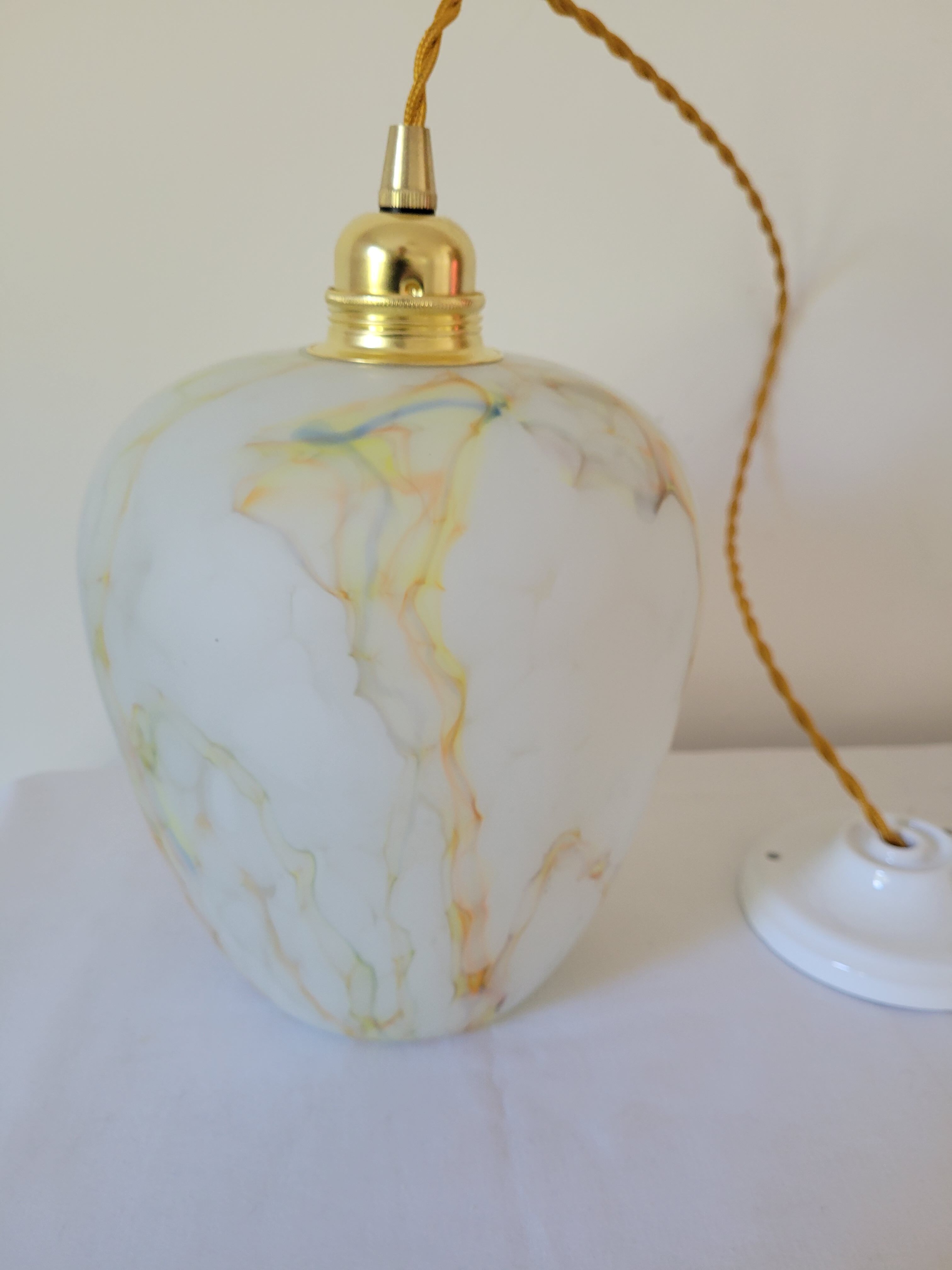Marbled opaline suspension