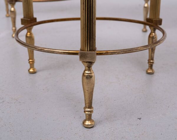 Tables gigognes Hollywood en laiton, onyx et marbre, France.
