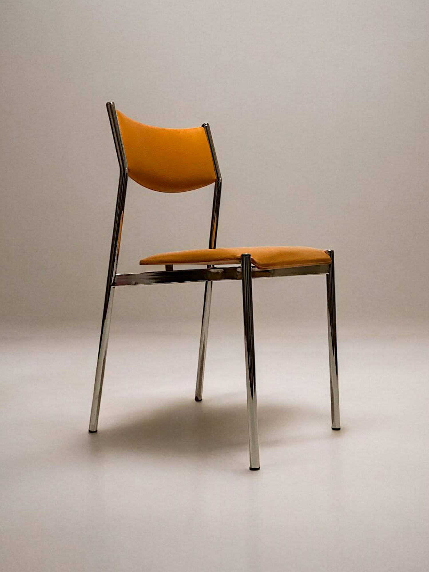 4 chaises tubulaires chromées, France-Italie vers 1970