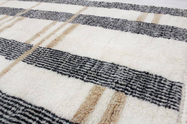 Traditional Moroccan beni ourain rug in wool, size 100 x 200 cm.