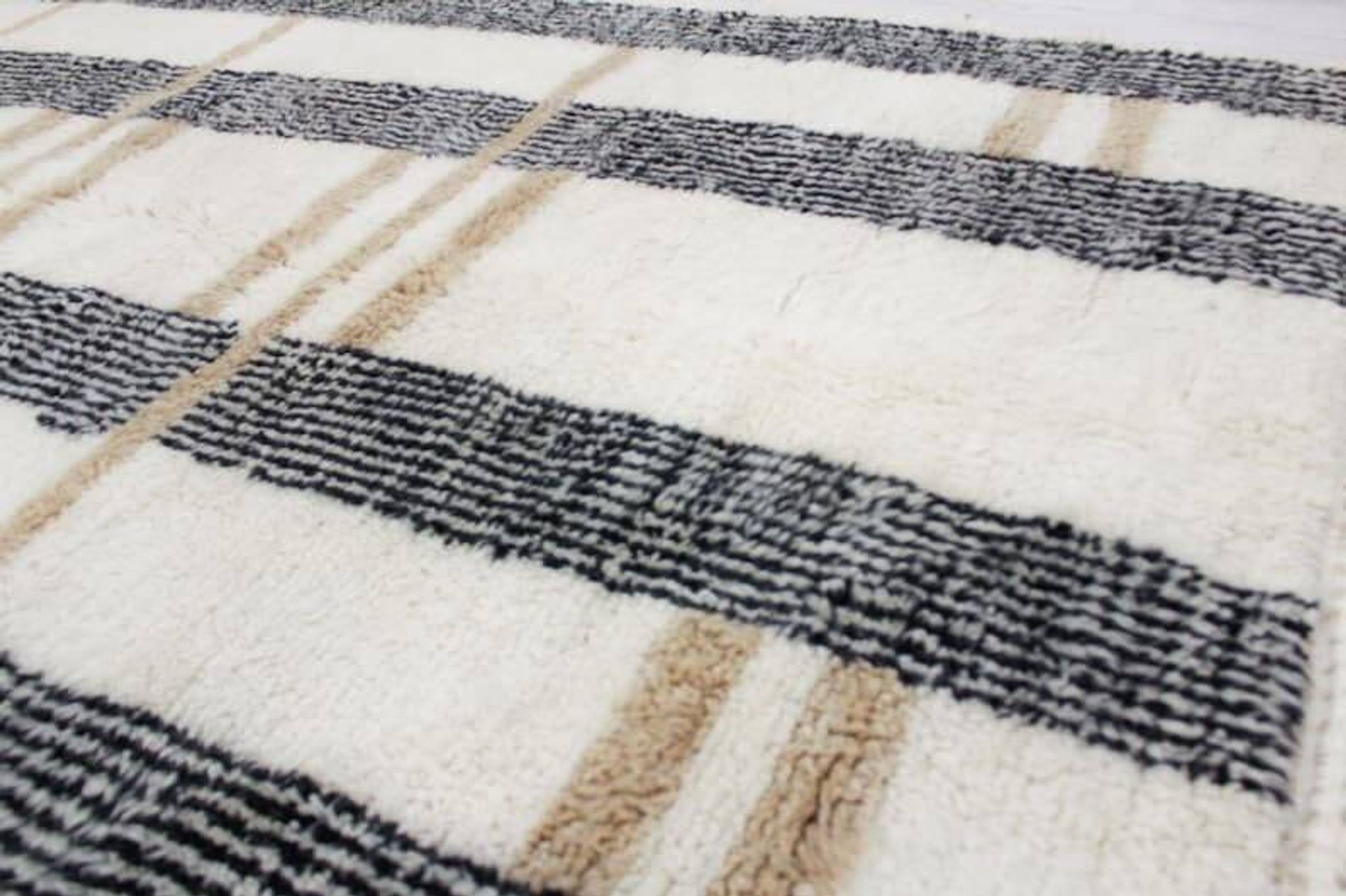 Traditional Moroccan beni ourain rug in wool, size 100 x 200 cm.