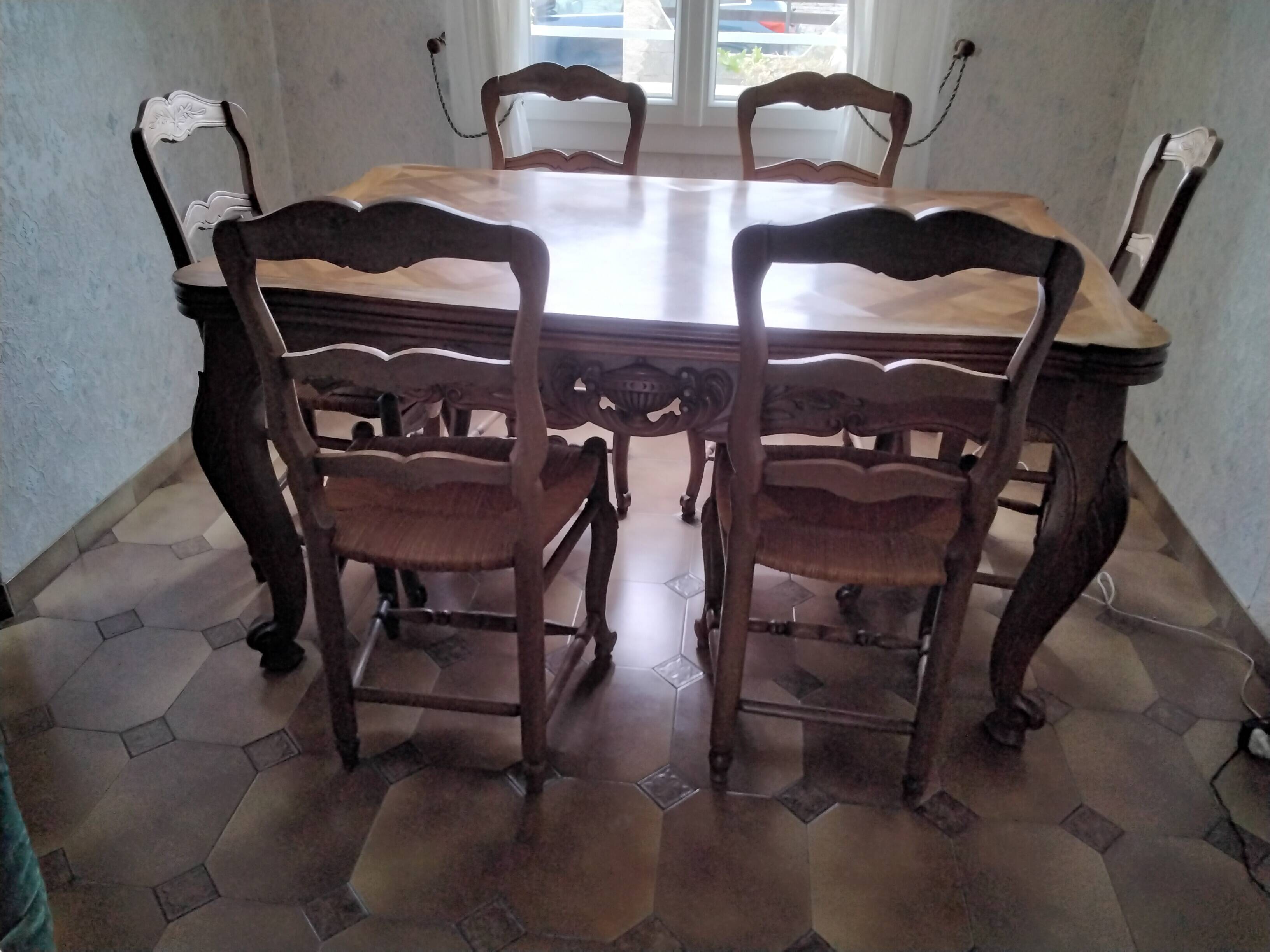Table with 6 chairs
