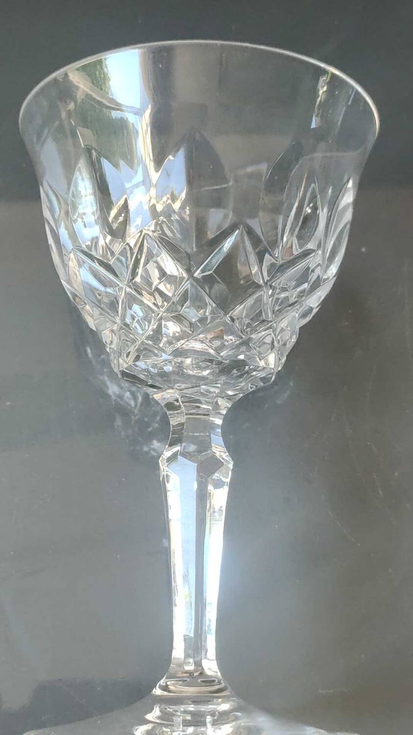Lot 4 x White wine glasses with flared necks. Crisscross/water drop patterns..