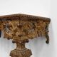 Console murale dorée et sculptée de style baroque italien du XXe siècle