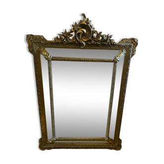 Miroir biseauté à parclose en stuc doré, d'époque Napoléon III