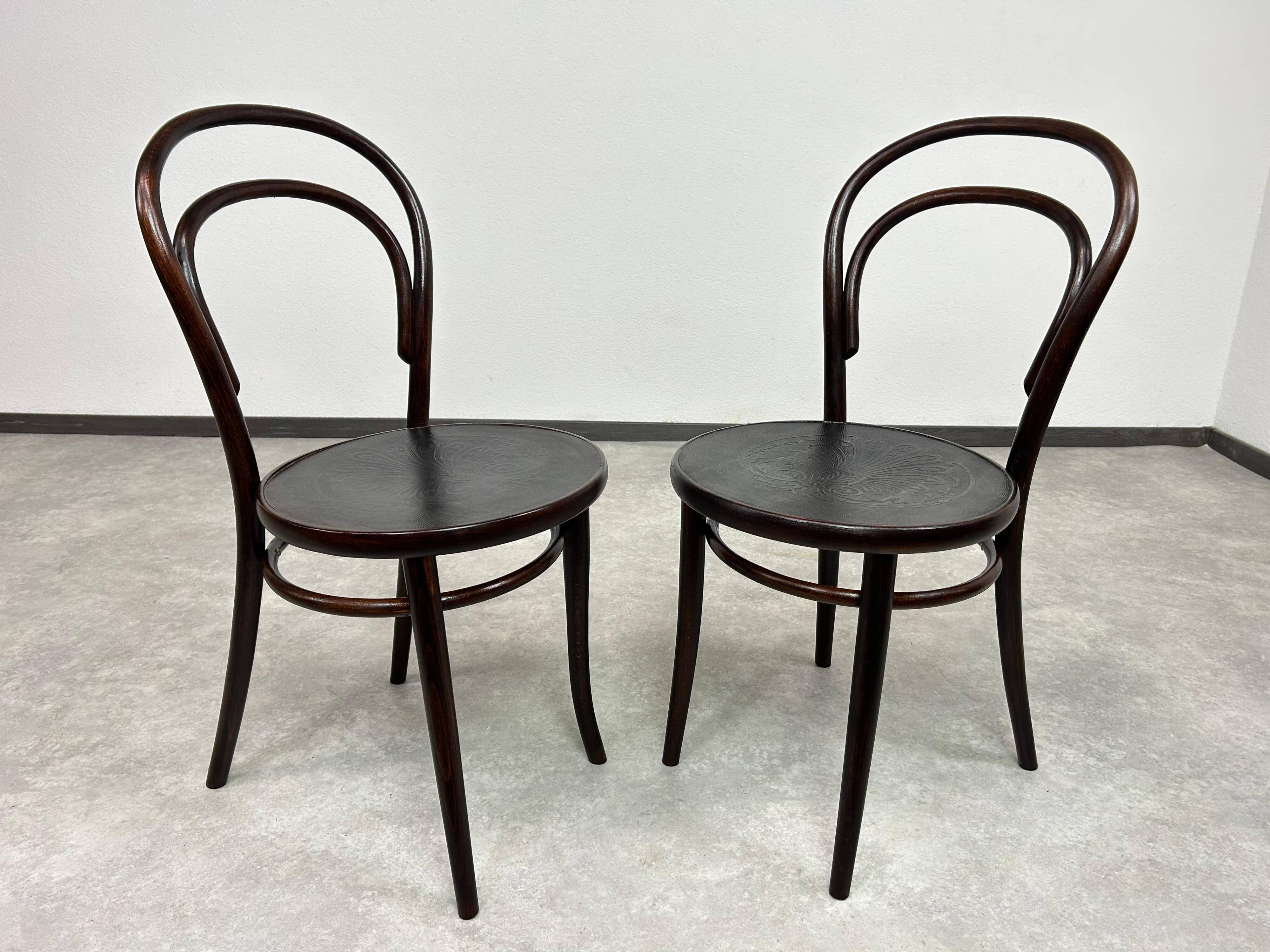 Curved wooden dining chairs no. 14 by Ton Bystřice pod Hostýnem