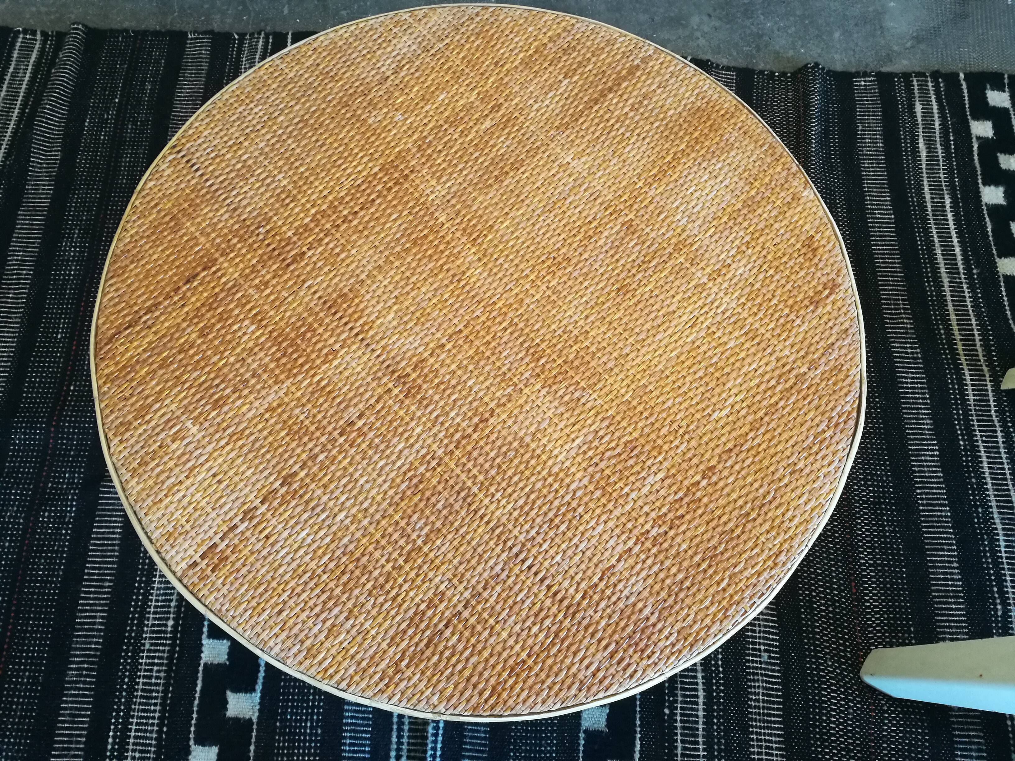 Round coffee table rattan