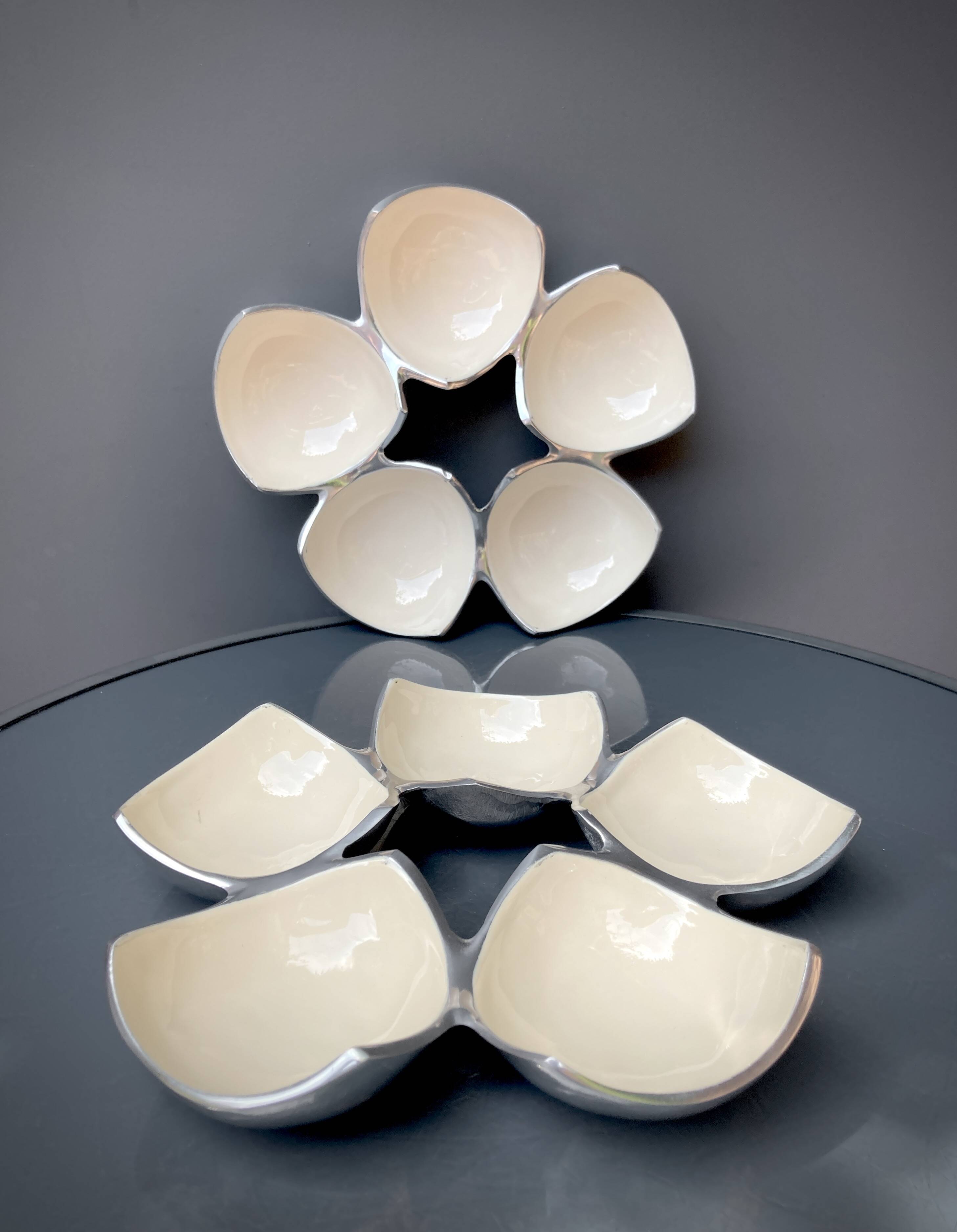 Ensemble de plats compartimentés en Inox Massif et émail écru