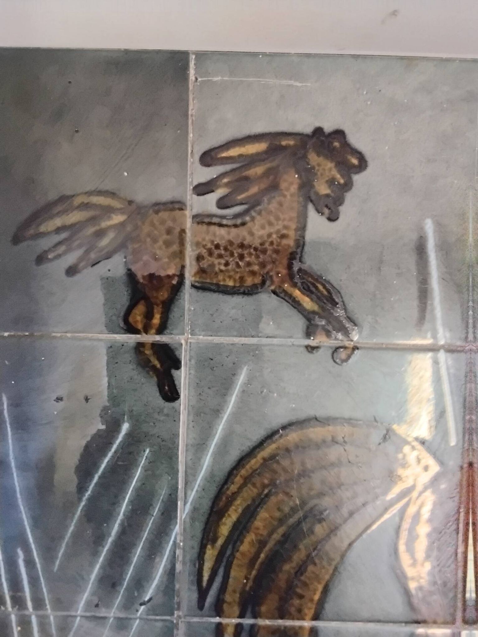 Table basse années 70 à décor de chevaux