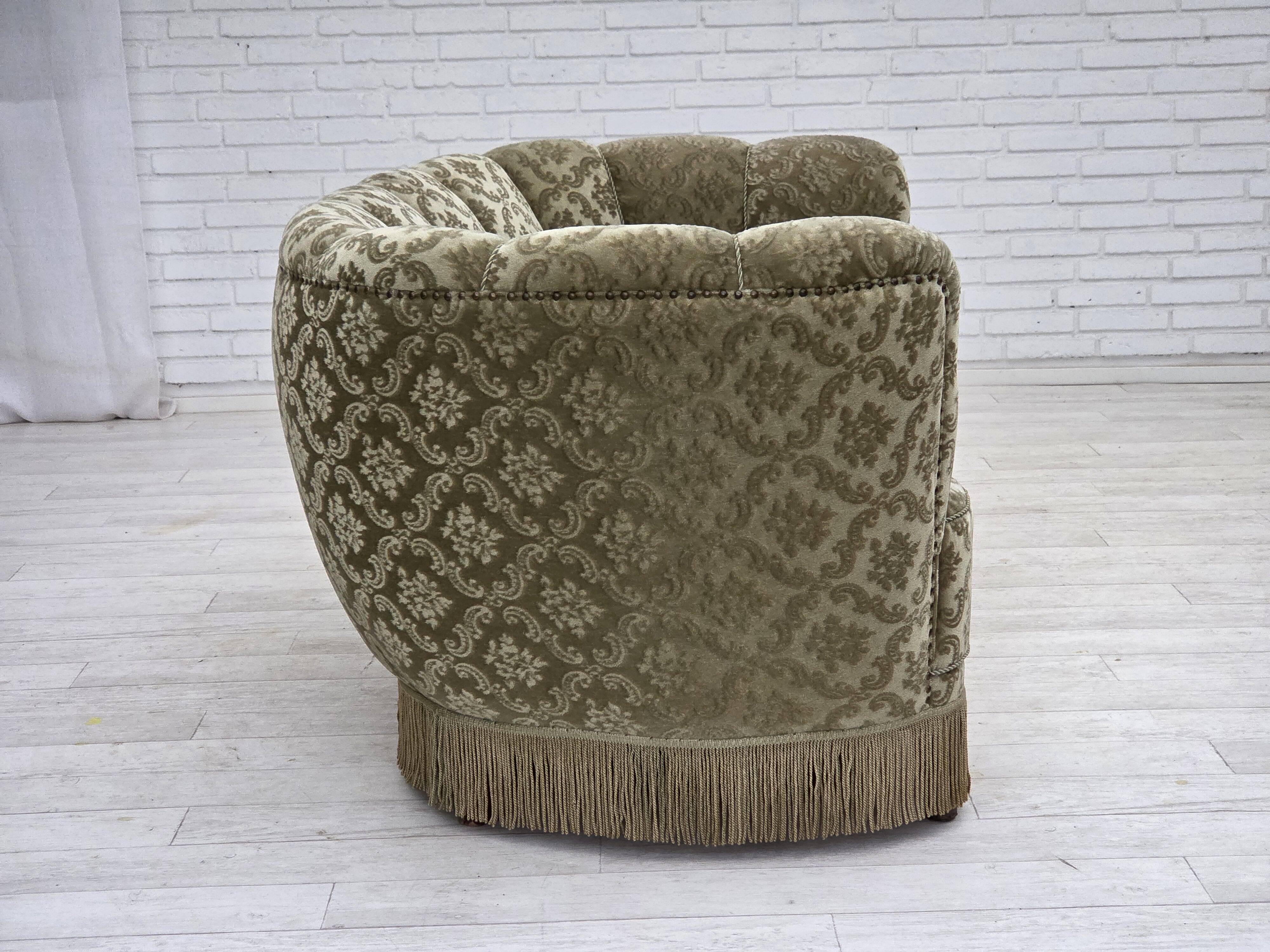 Canapé incurvé 2 places danois des années 1960, revêtement en velours vert clair.