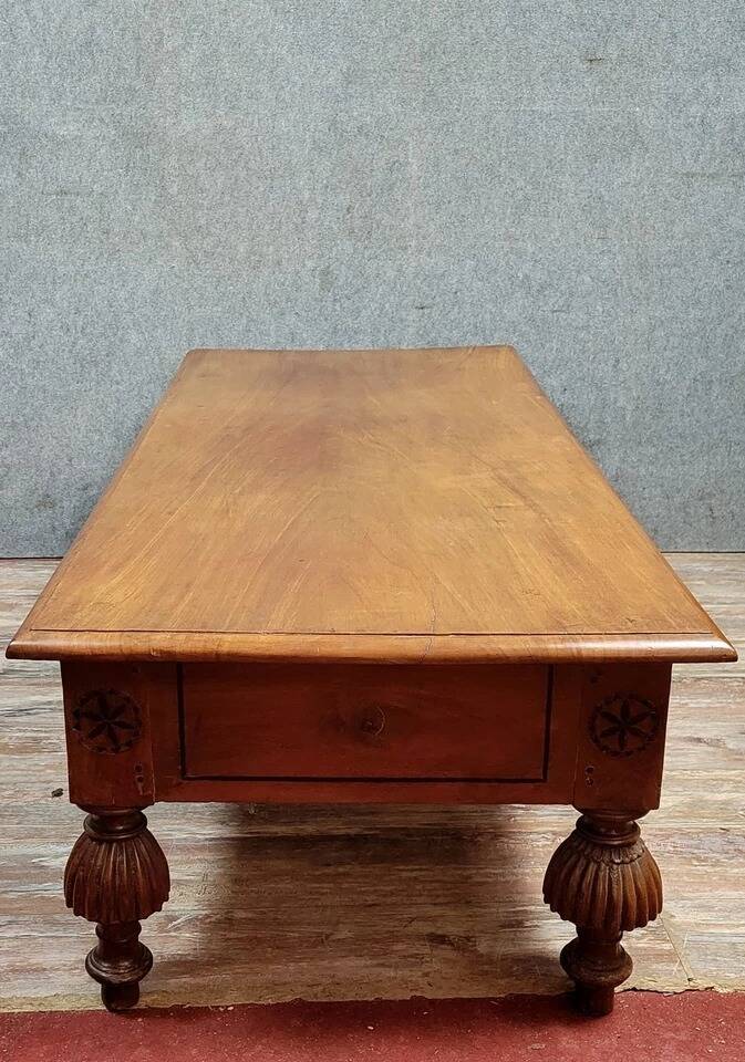 Very large English style coffee table in walnut from the 20th century