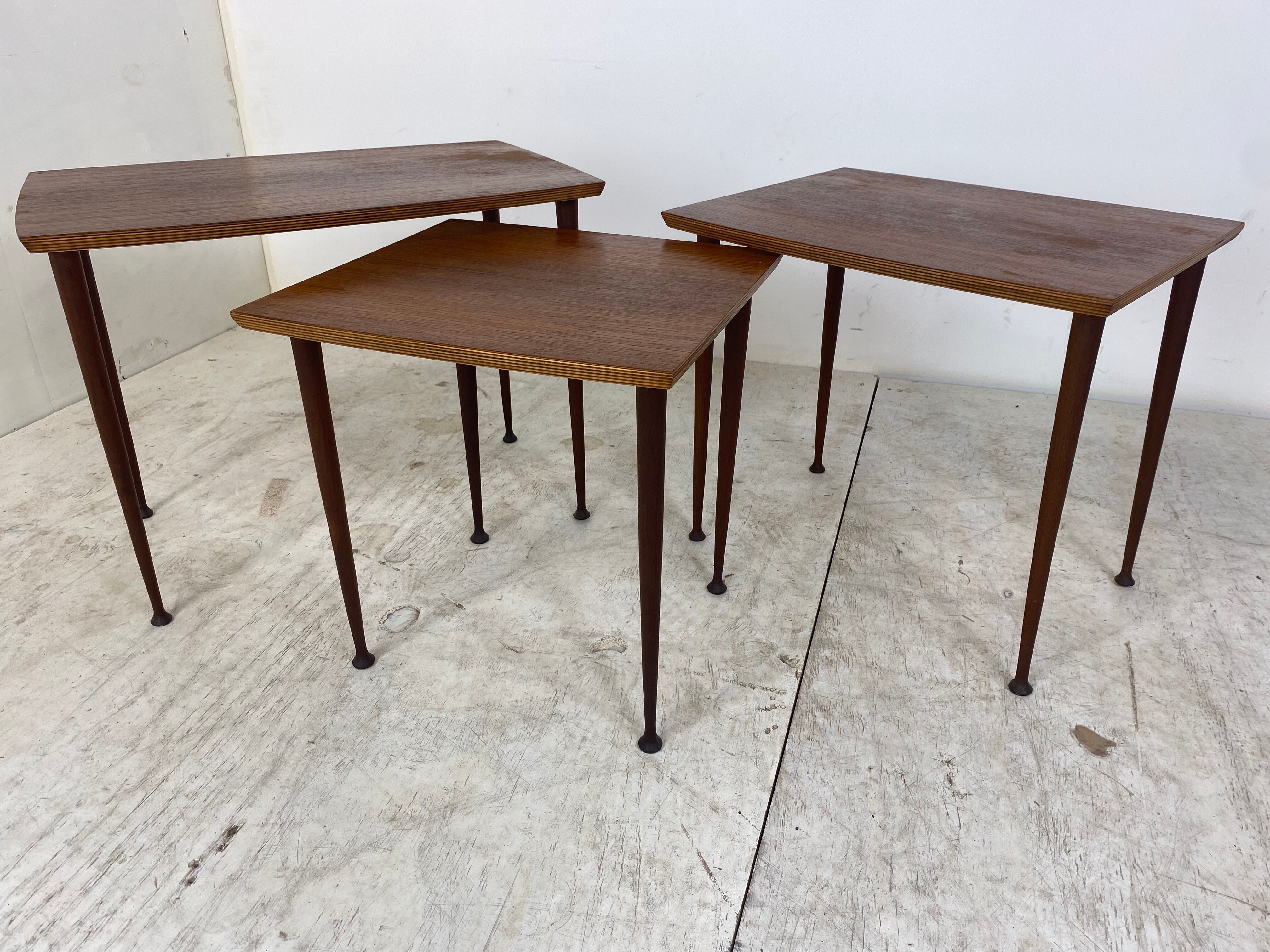 Tables gigognes scandinaves en teck du milieu du siècle, ensemble de 3