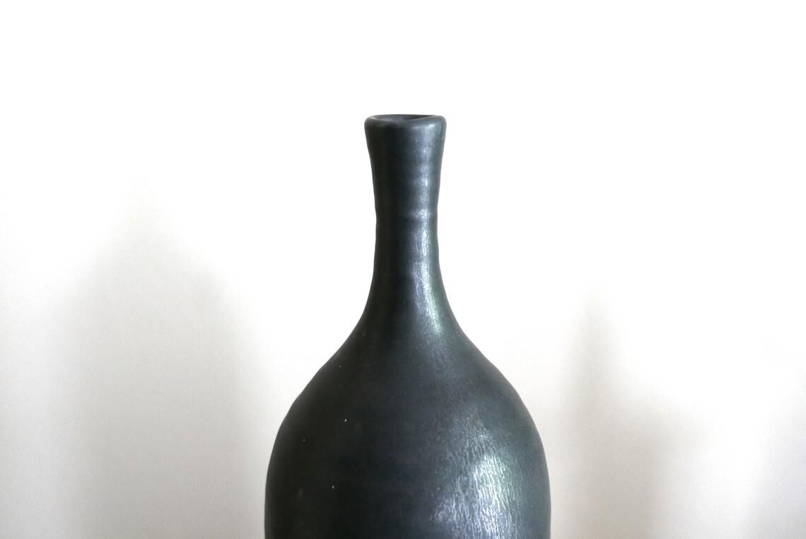 Black vase in Eric Astoul sandstone, the terminal