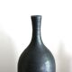 Vase noir en grès d'Eric Astoul, la borne