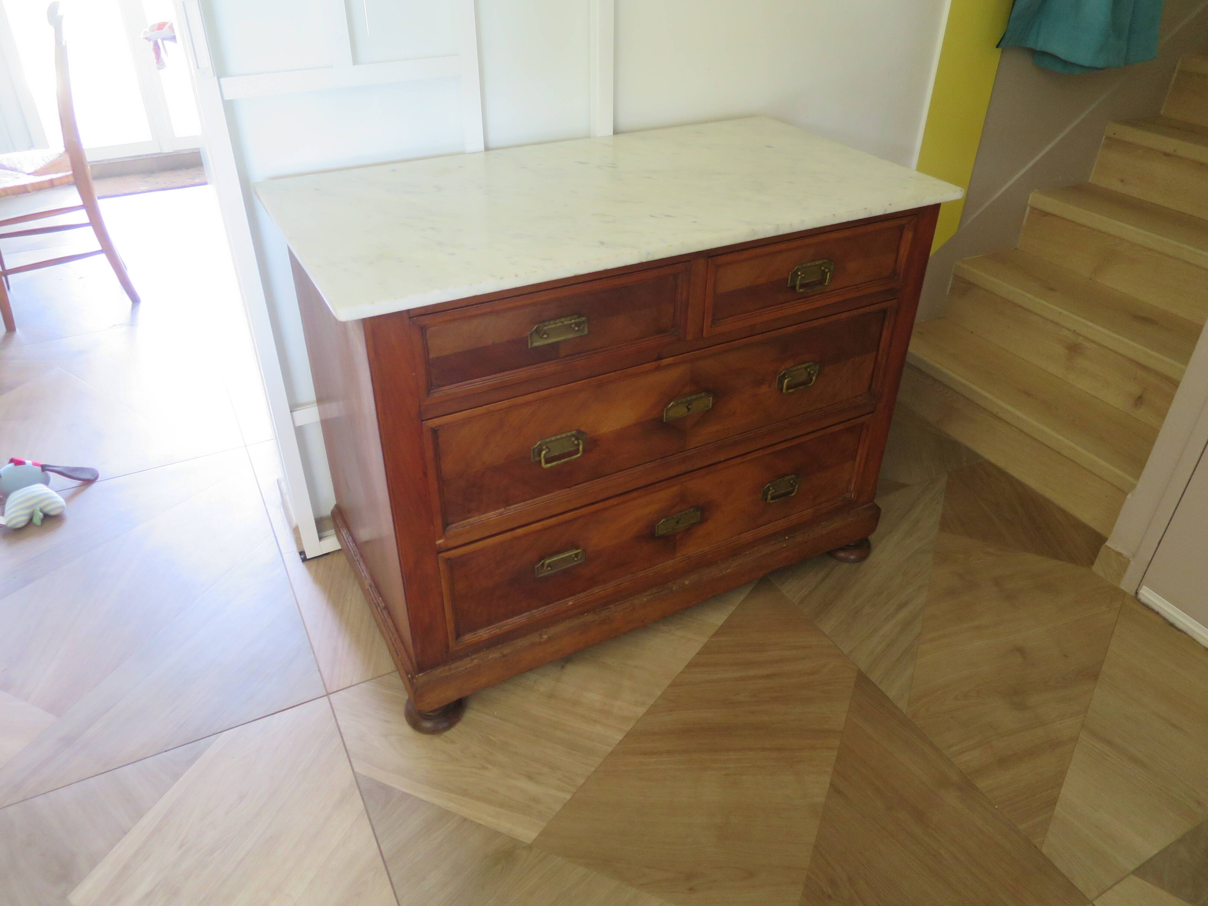 Louis Philippe style chest of drawers with 4 drawers in solid walnut and marble, 1900-1950.