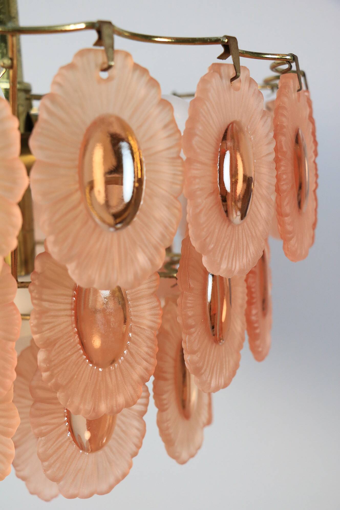 Chandelier vintage des années 70 avec 51 médaillons en verre rose, 37 cm