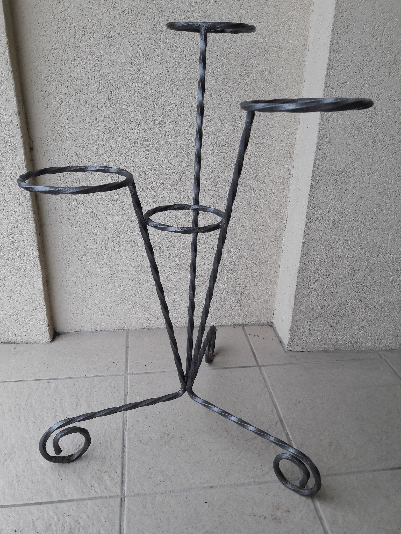 Porte-plante gris