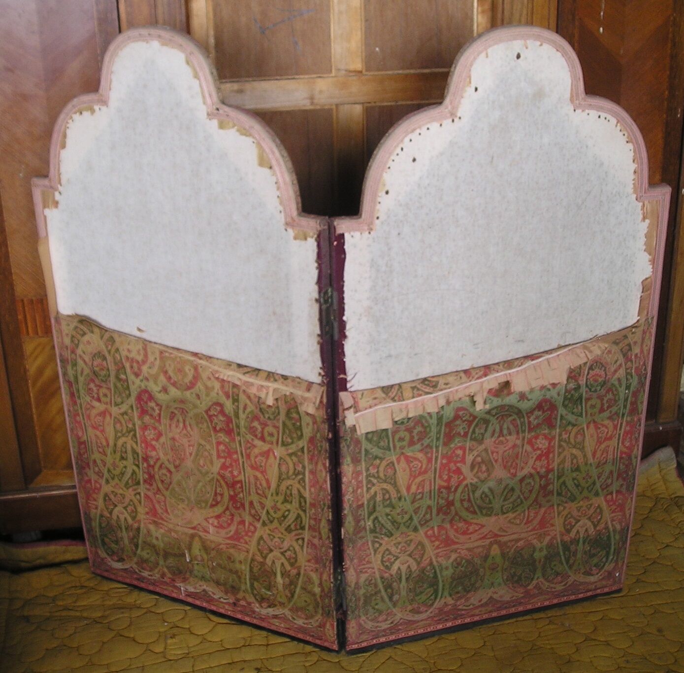 Old screen with 2 sheets in fabric
