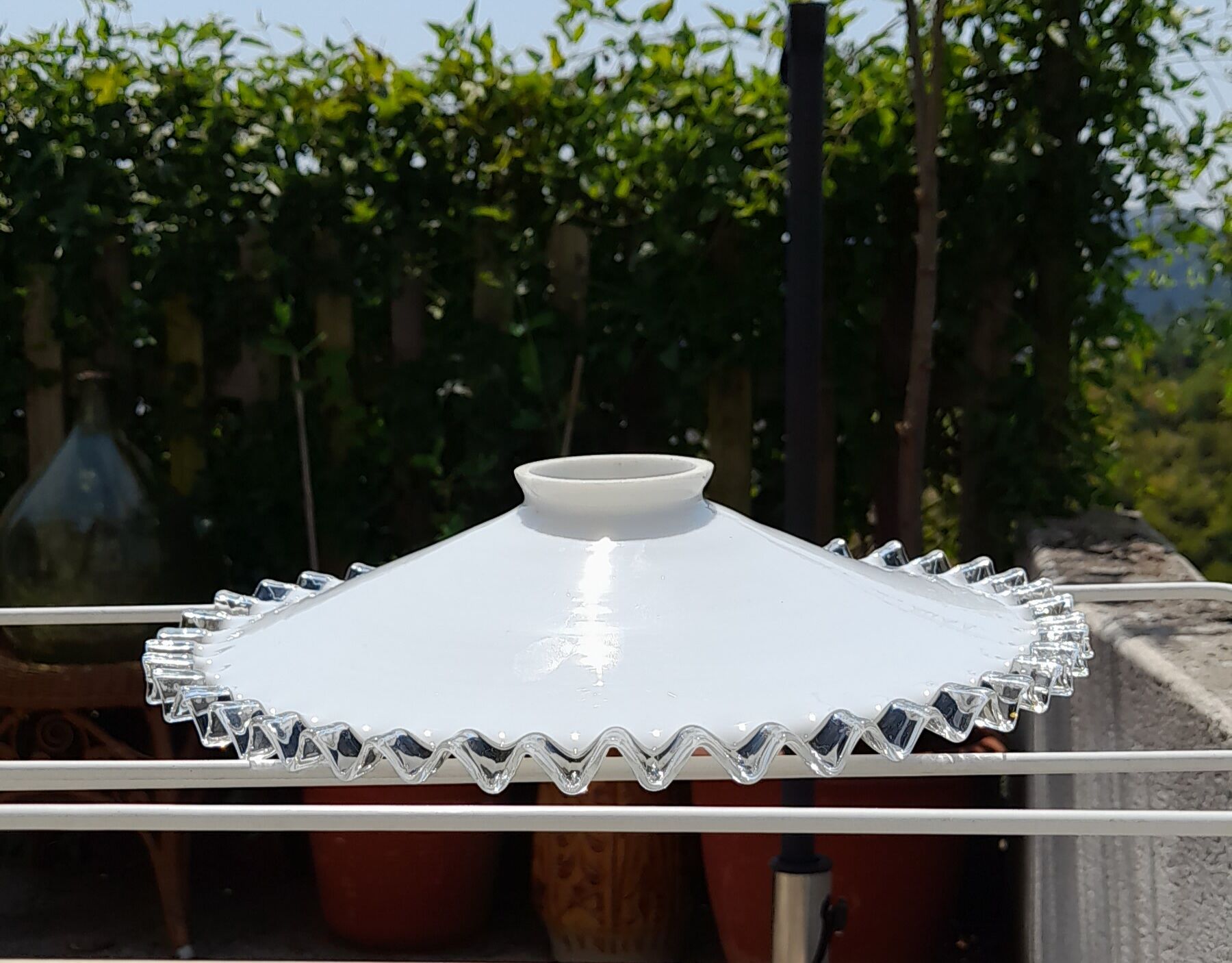 Serrated opaline suspension